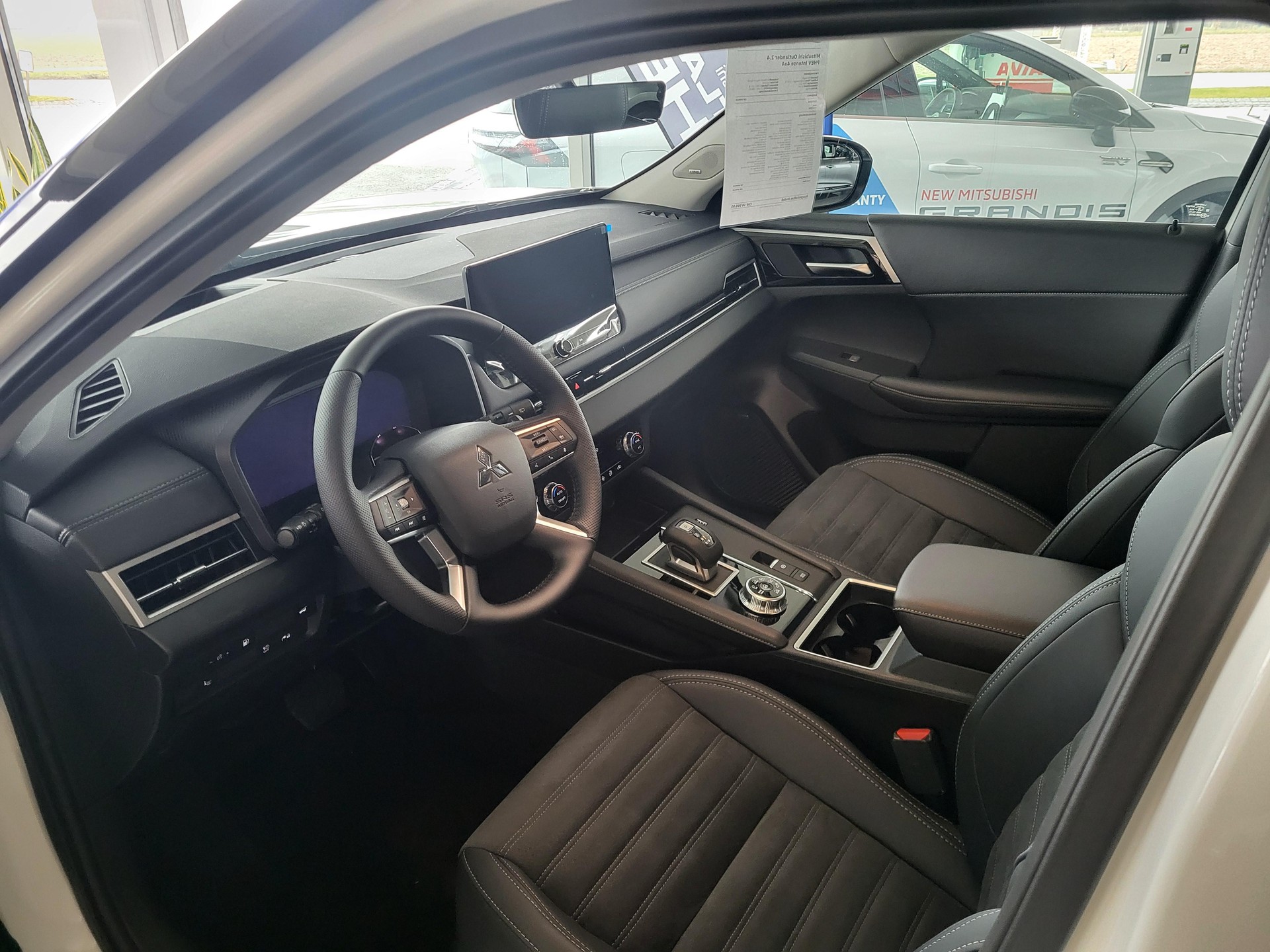 MITSUBISHI Outlander 2.4 PHEV Intense 4x4-image-3