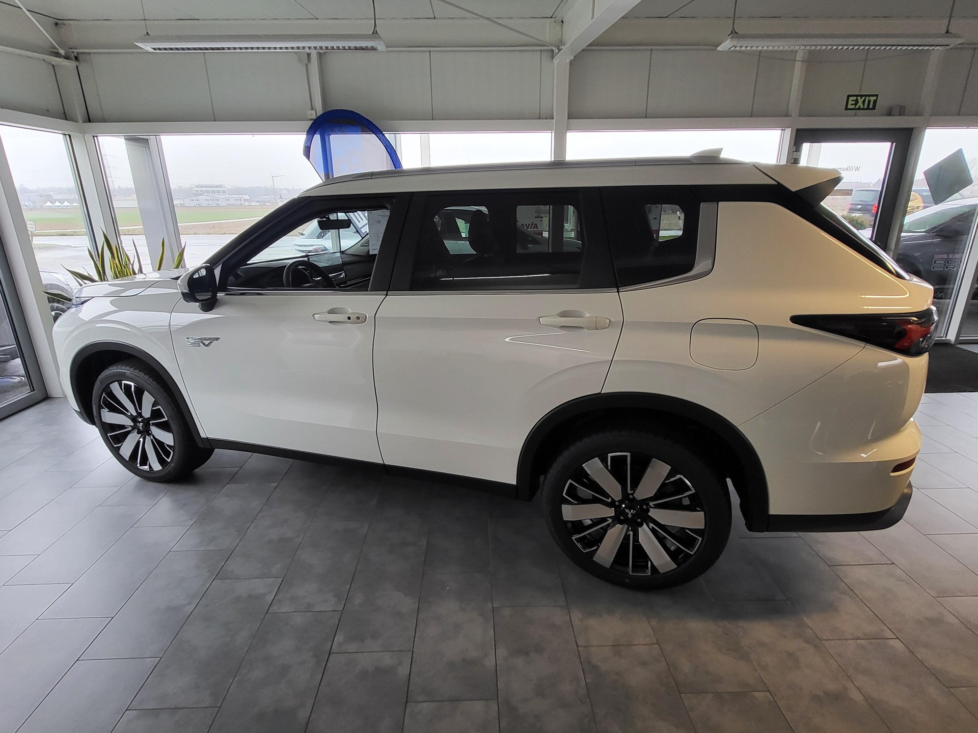 MITSUBISHI Outlander 2.4 PHEV Intense 4x4-image-1