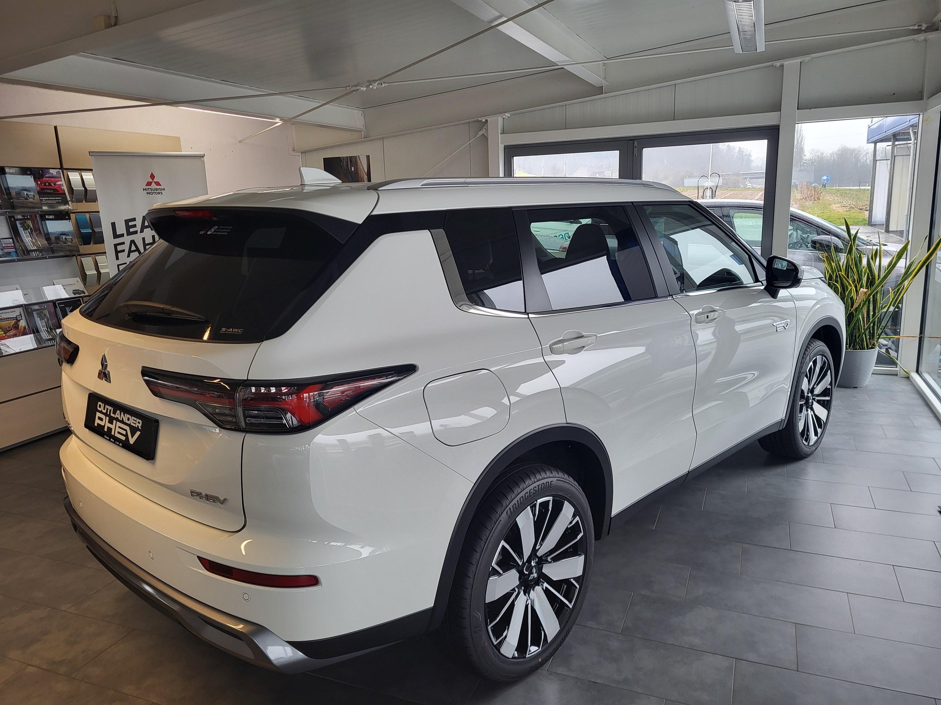 MITSUBISHI Outlander 2.4 PHEV Intense 4x4-image-2
