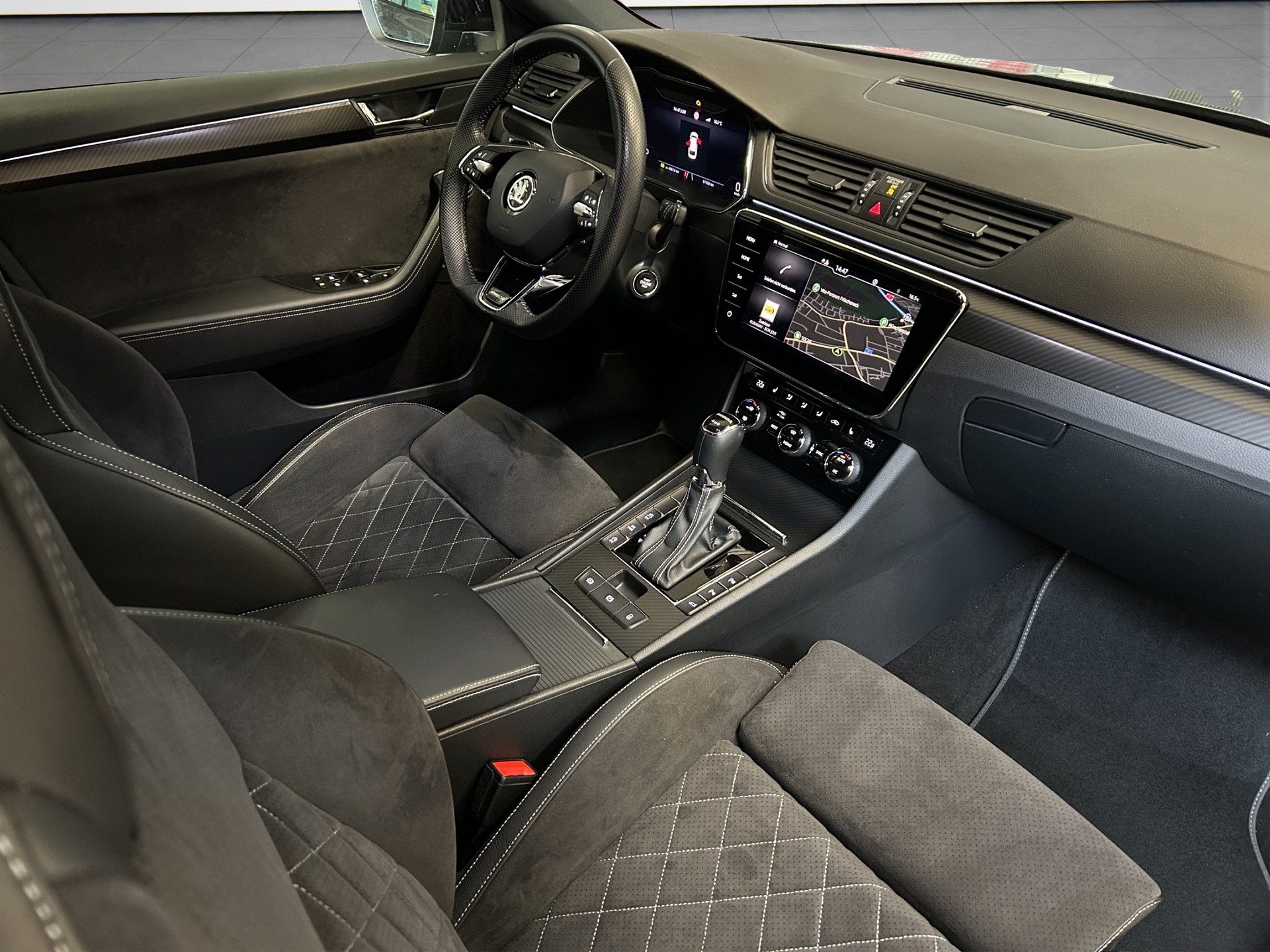 SKODA Superb Combi 2.0 TDi SportLine Light 4x4 DSG-image-12