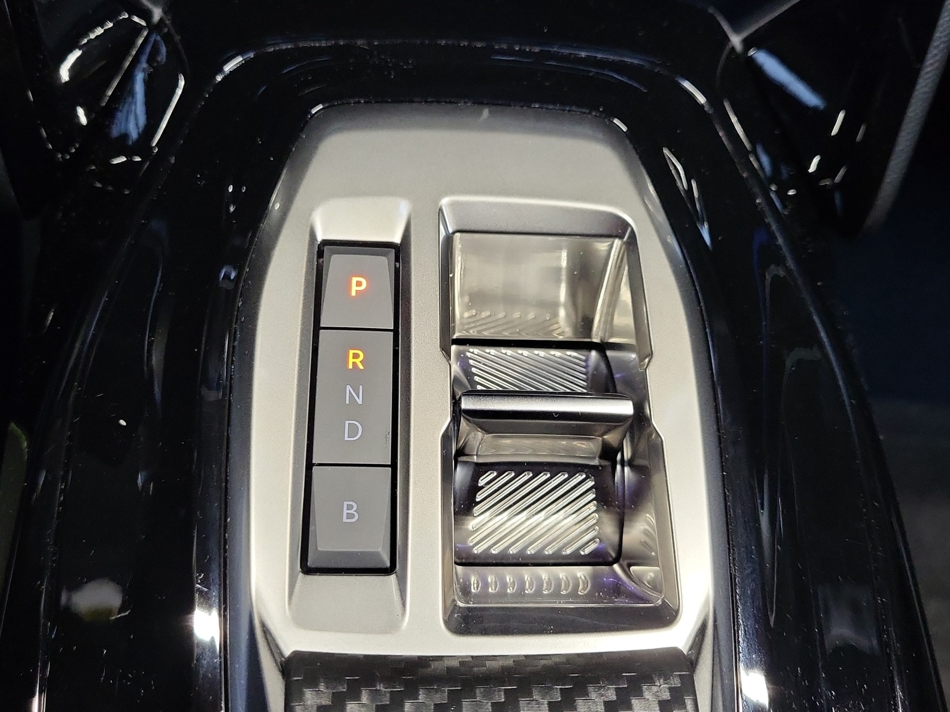 PEUGEOT 208 e GT-image-9