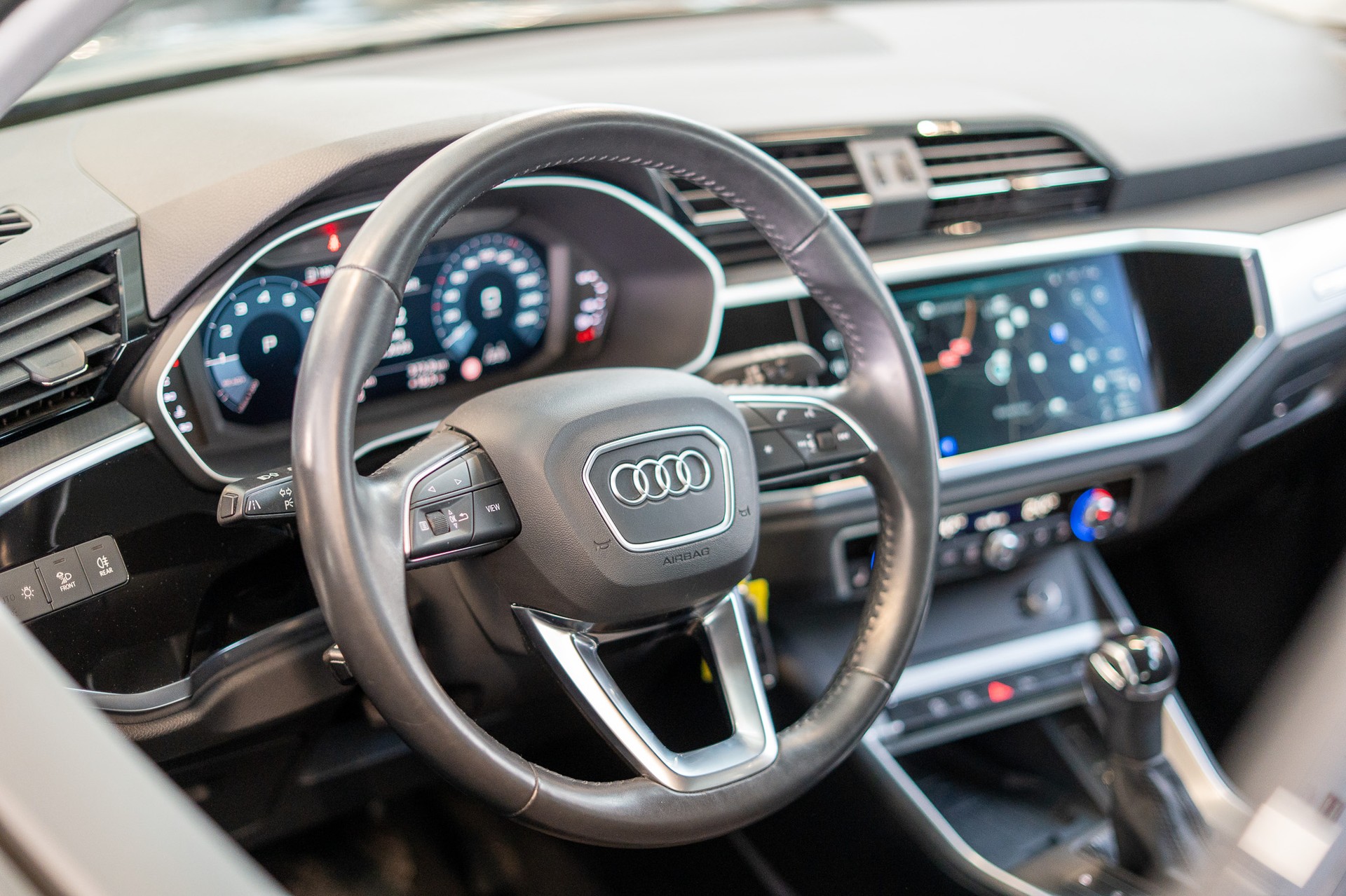 AUDI Q3 1.5 35 TFSI Attraction S-Tronic / CH-Fahrzeug / Rückfahrkamera / el.Heckklappe-image-10