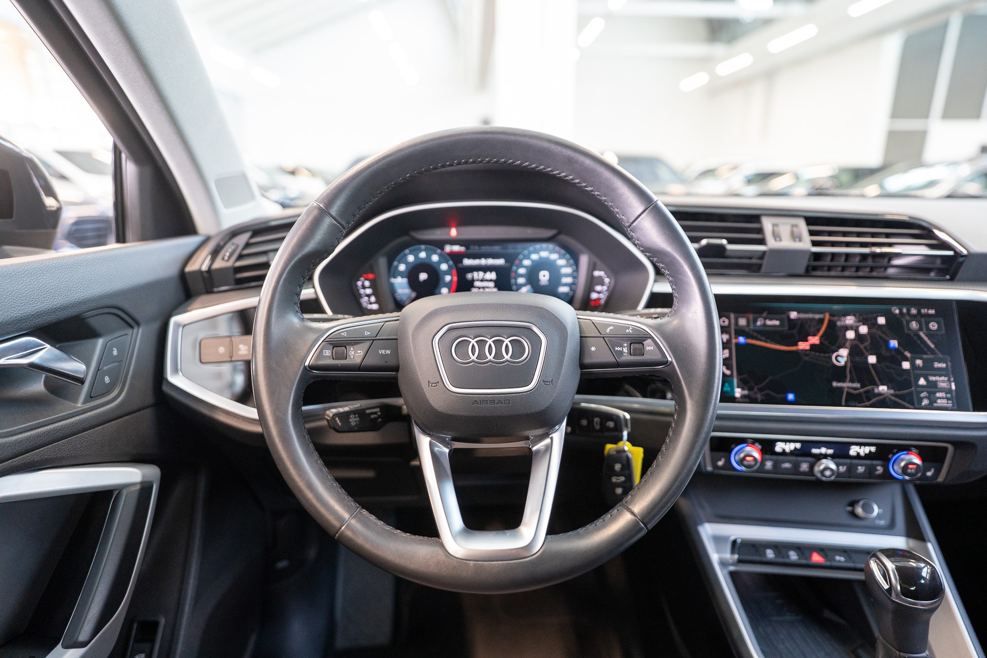 AUDI Q3 1.5 35 TFSI Attraction S-Tronic / CH-Fahrzeug / Rückfahrkamera / el.Heckklappe-image-16