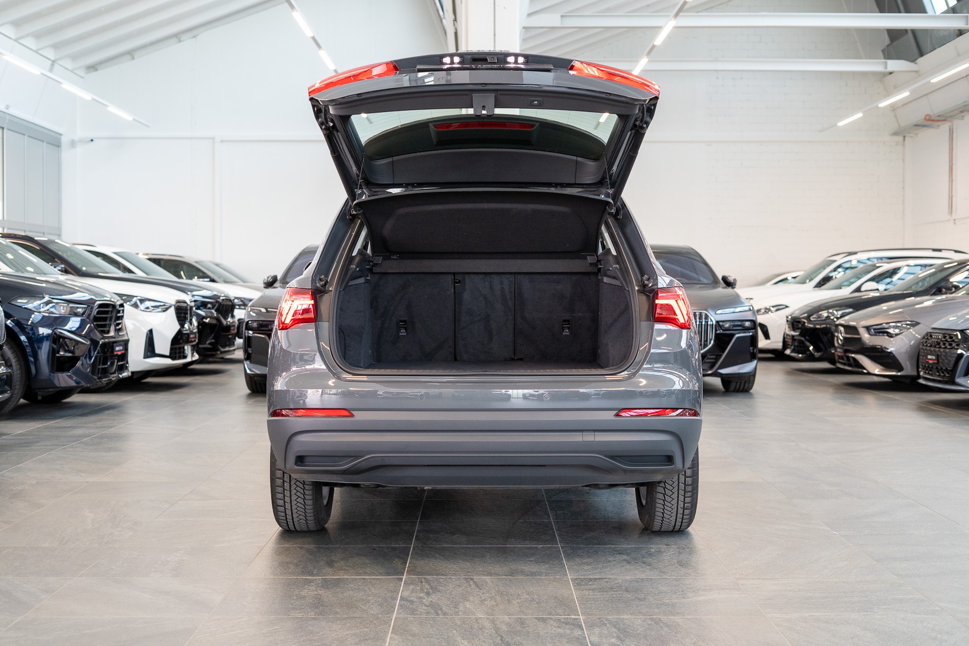 AUDI Q3 1.5 35 TFSI Attraction S-Tronic / CH-Fahrzeug / Rückfahrkamera / el.Heckklappe-image-6