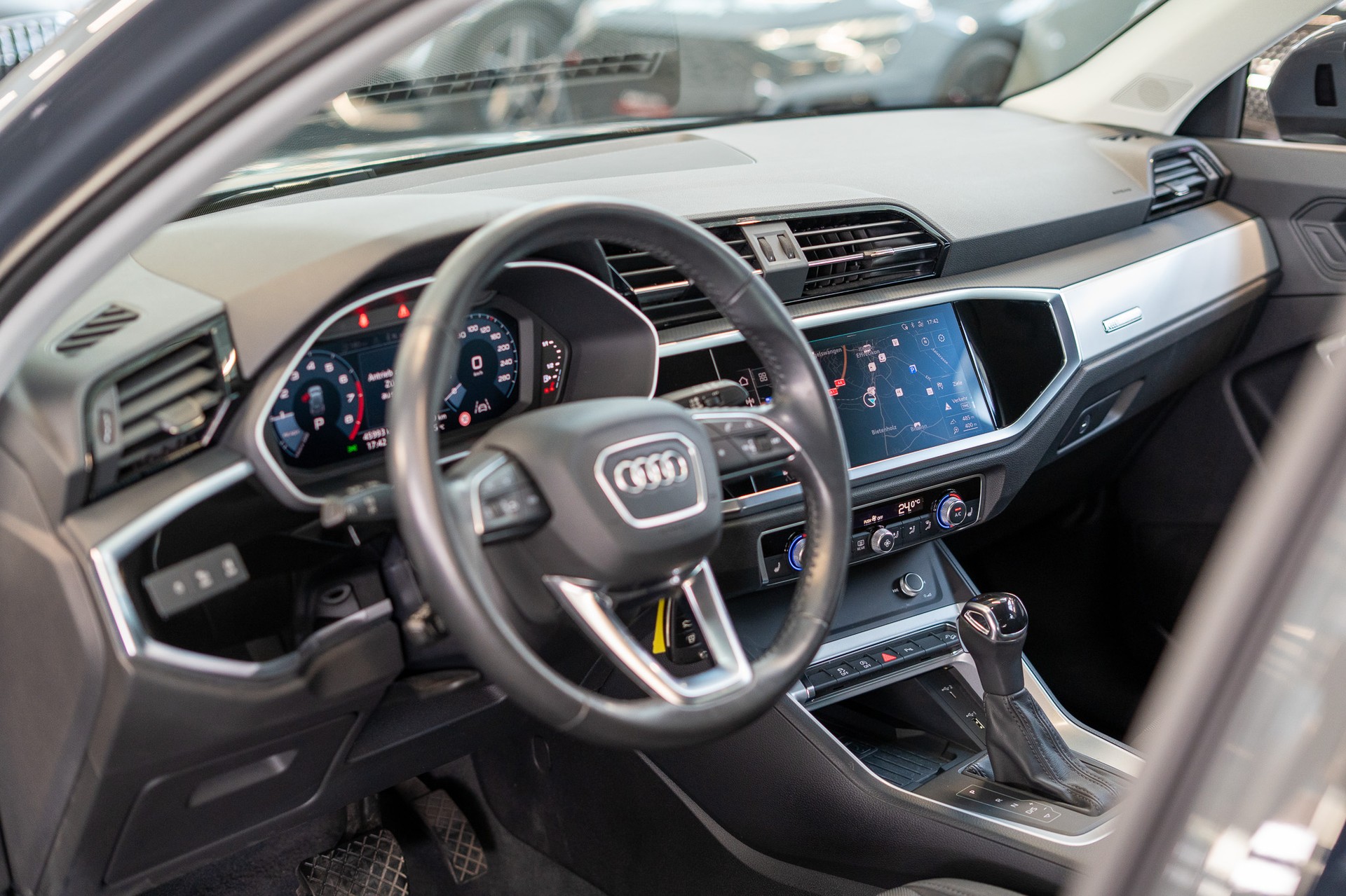 AUDI Q3 1.5 35 TFSI Attraction S-Tronic / CH-Fahrzeug / Rückfahrkamera / el.Heckklappe-image-9