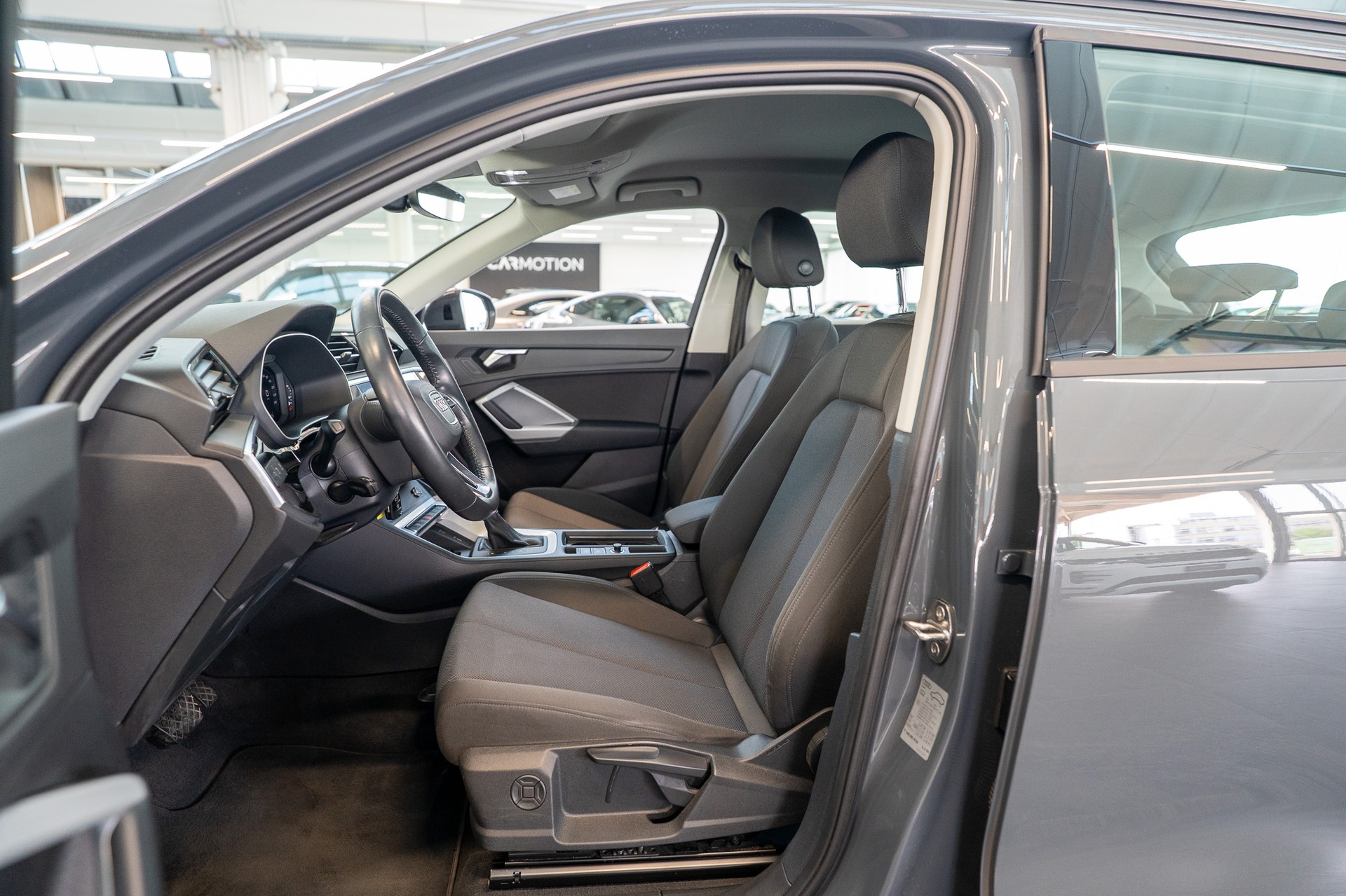 AUDI Q3 1.5 35 TFSI Attraction S-Tronic / CH-Fahrzeug / Rückfahrkamera / el.Heckklappe-image-8