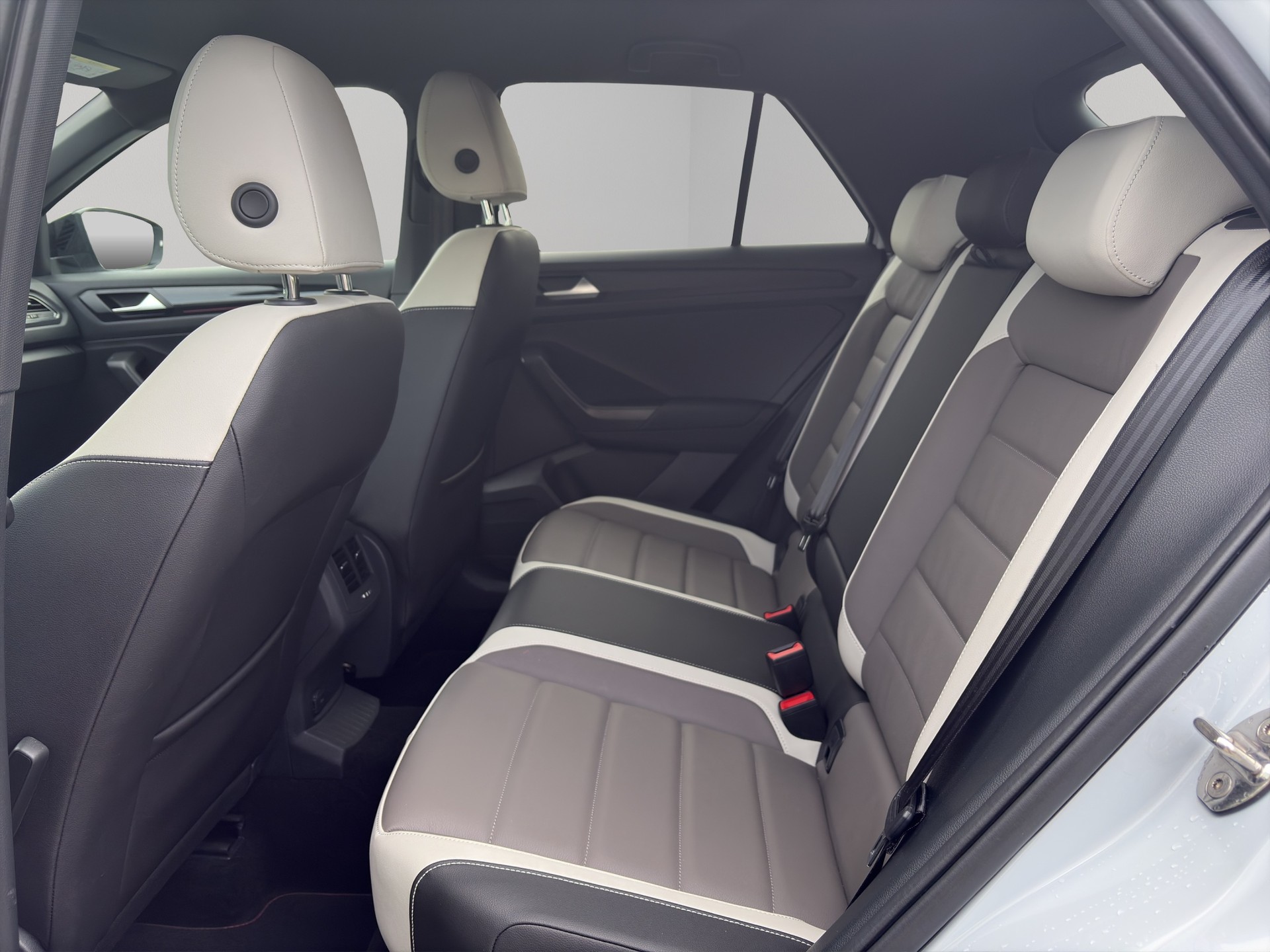 VW T-Roc 1.5 TSI EVO Sport DSG 4Motion-image-5