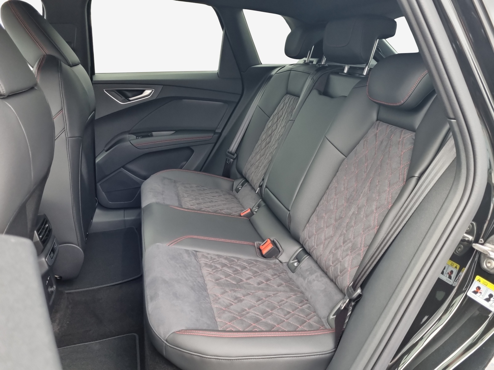 AUDI Q4 e-tron 45 Edition Swiss Ski quattro-image-11