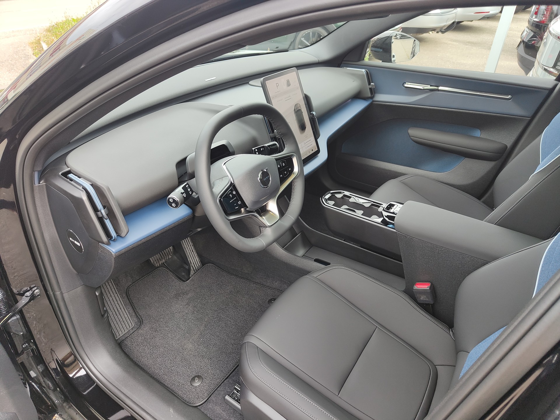 VOLVO EX30 E60 69kWh Twin Black Edition-image-8