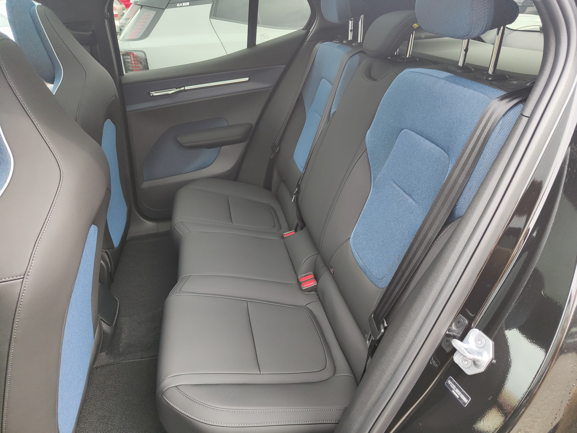 VOLVO EX30 E60 69kWh Twin Black Edition-image-13