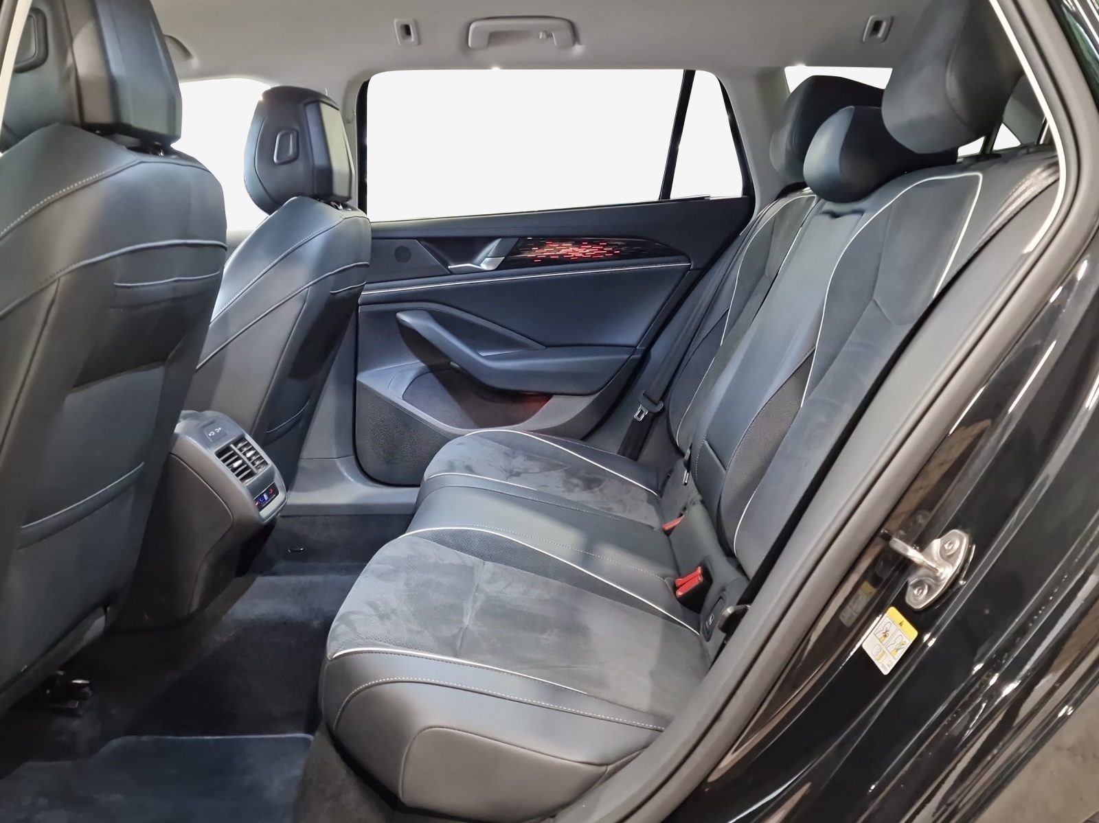 VW Passat Variant 2.0 TDI evo Business 4 Motion DSG-image-11