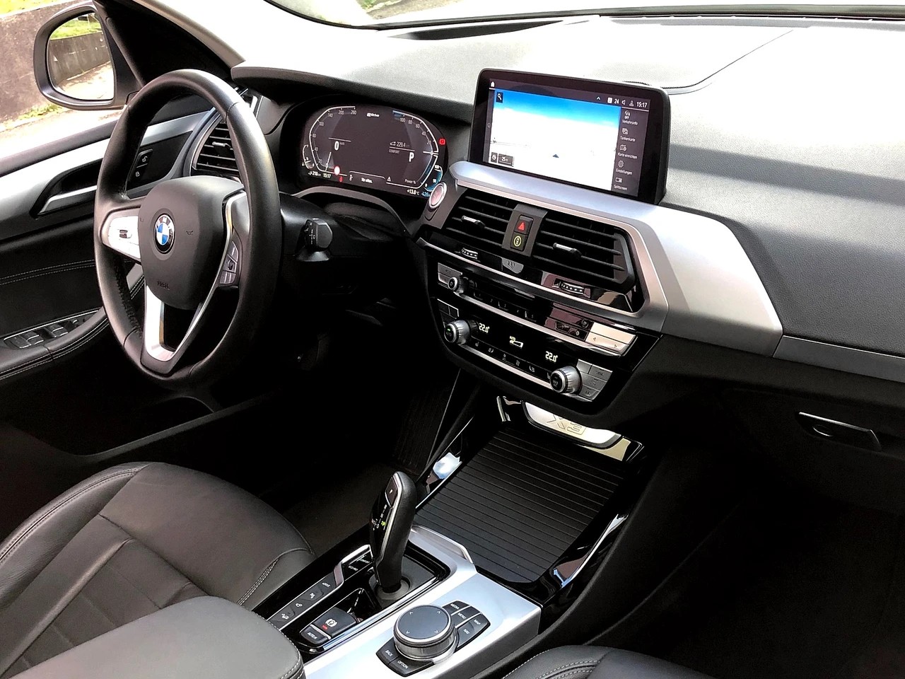 BMW 30e xDrive-image-3