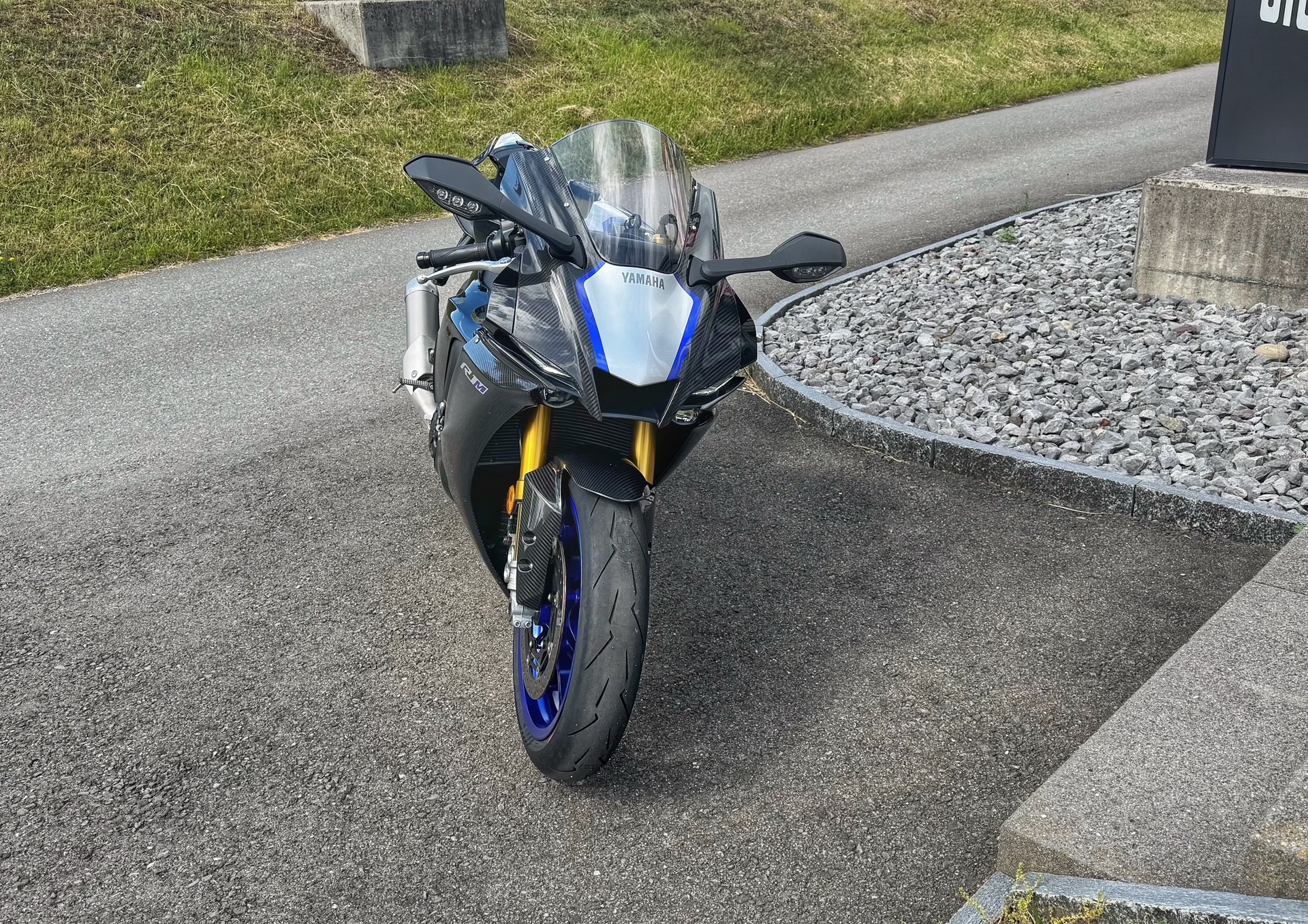 YAMAHA YZF-R1 M ABS-image-2