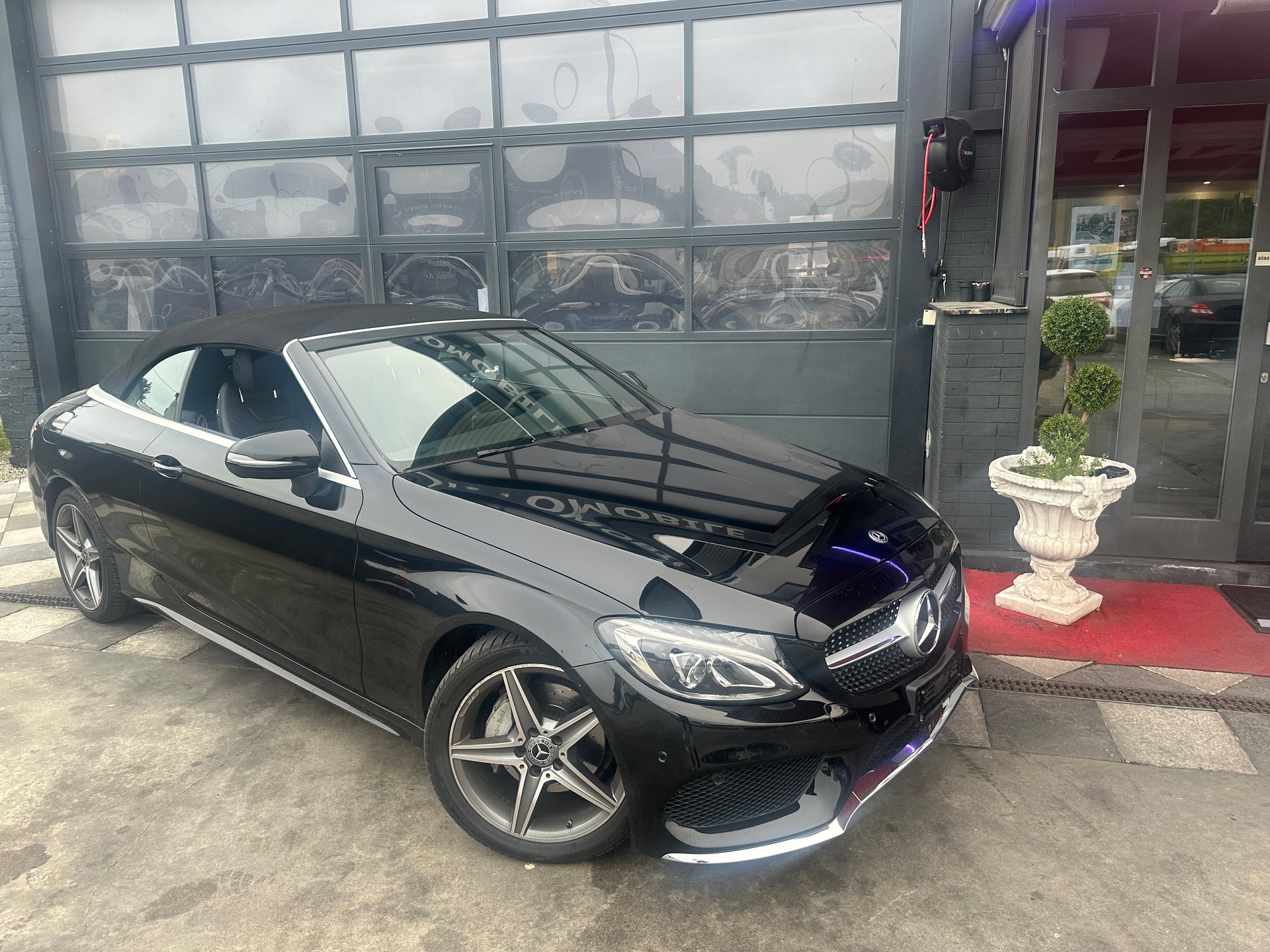 MERCEDES-BENZ C 180 Cabriolet AMG Line-image-2