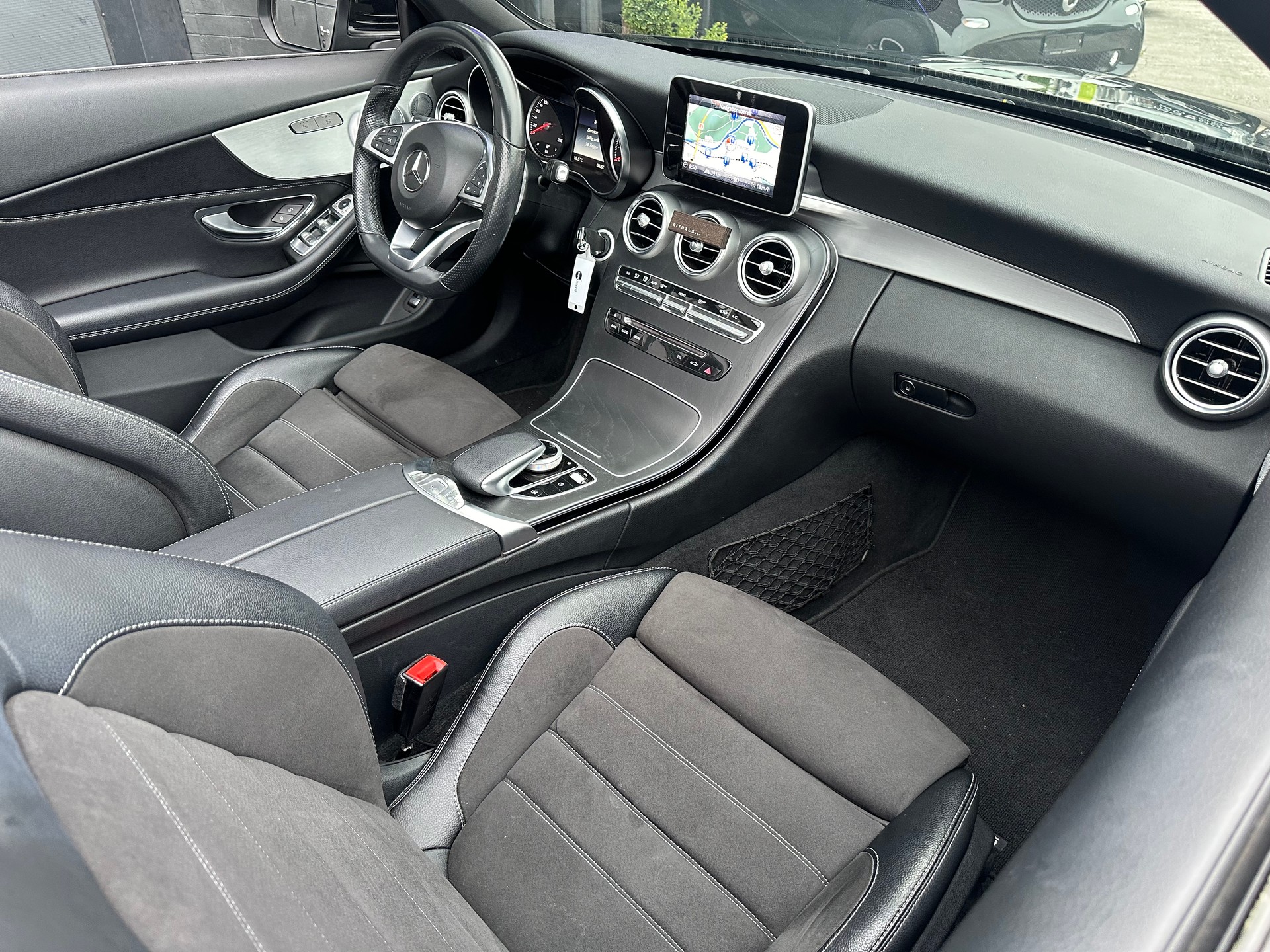 MERCEDES-BENZ C 180 Cabriolet AMG Line-image-8