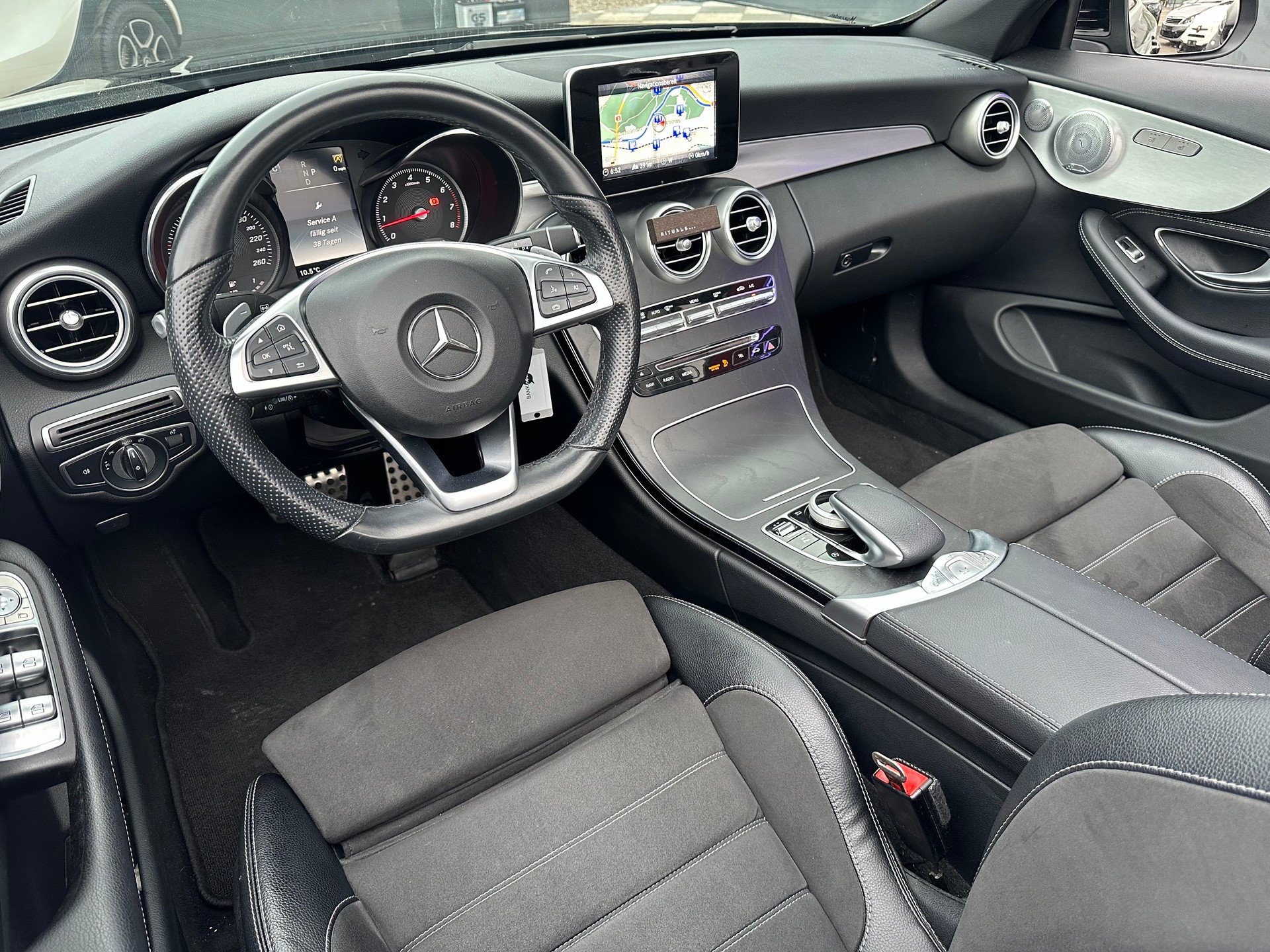 MERCEDES-BENZ C 180 Cabriolet AMG Line-image-12