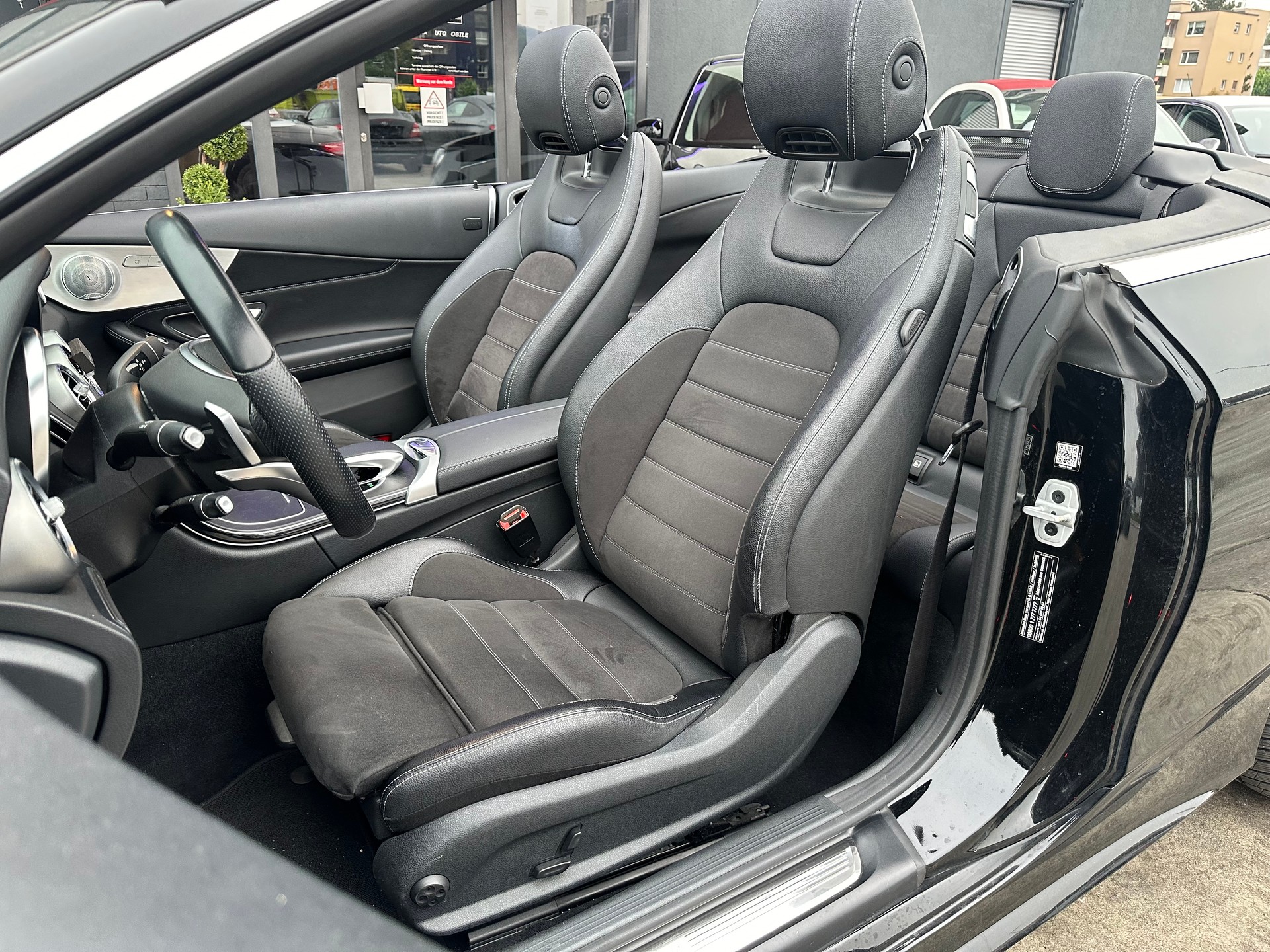 MERCEDES-BENZ C 180 Cabriolet AMG Line-image-27