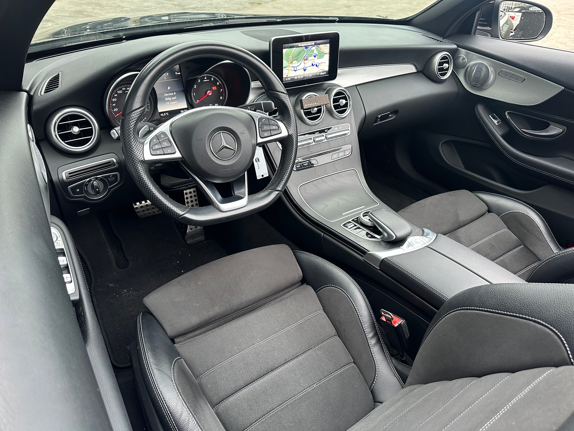 MERCEDES-BENZ C 180 Cabriolet AMG Line-image-9