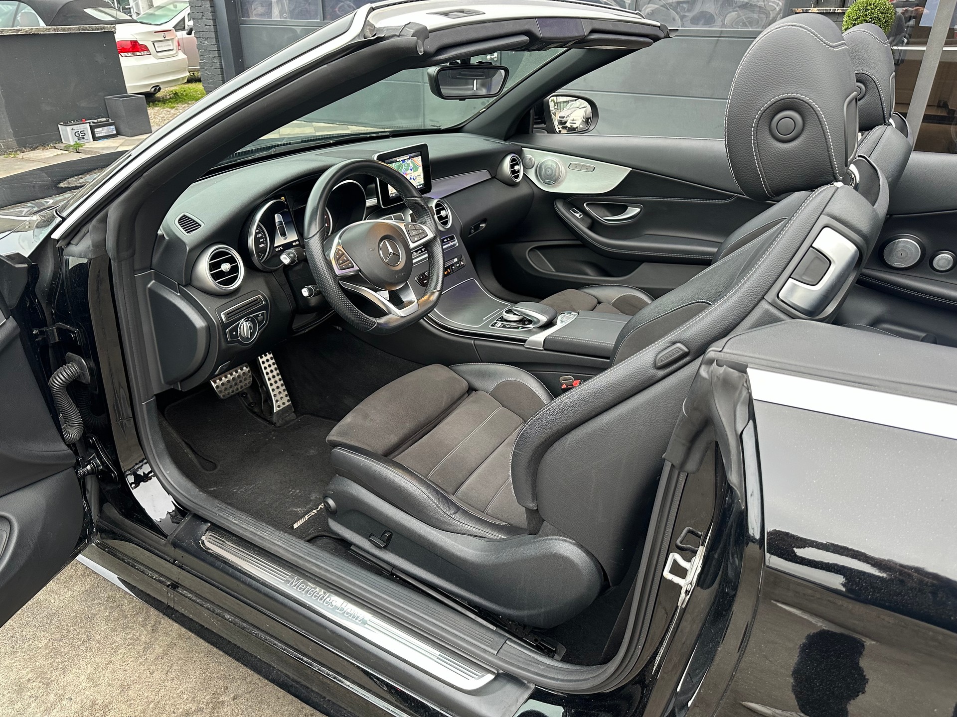 MERCEDES-BENZ C 180 Cabriolet AMG Line-image-22