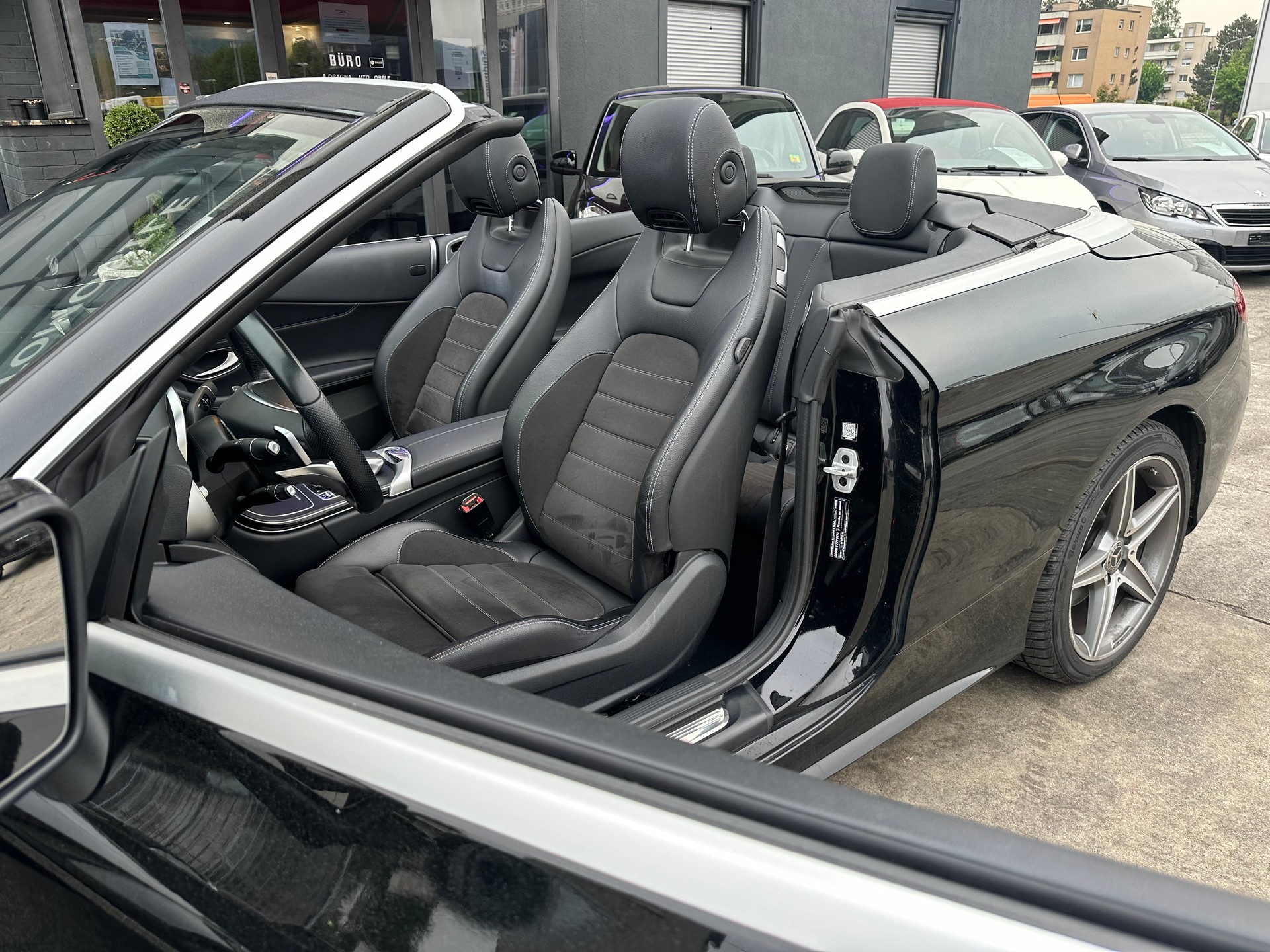 MERCEDES-BENZ C 180 Cabriolet AMG Line-image-24