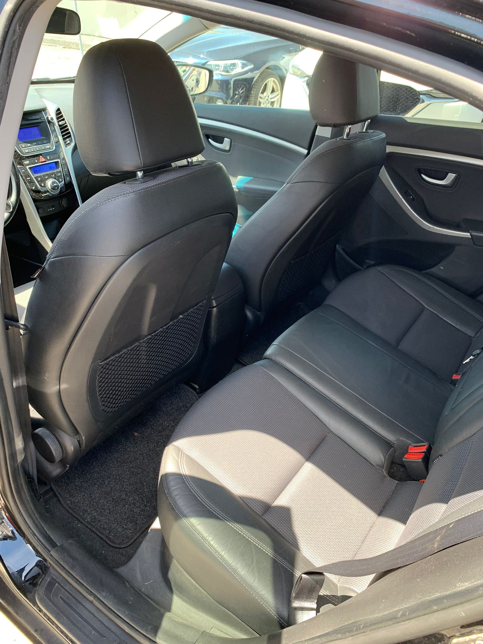 HYUNDAI i30 1.6 CRDi Premium Limousine (Klimatronik * Alufelgen * Sensoren * Multilenkrad * Leder * BO5)-image-13