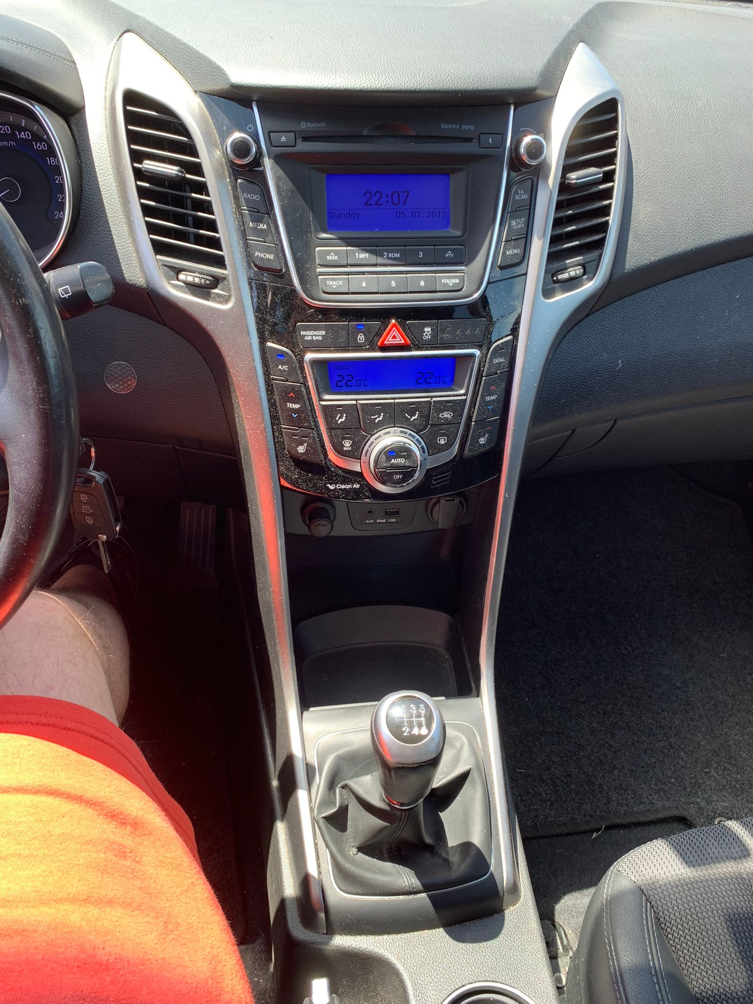 HYUNDAI i30 1.6 CRDi Premium Limousine (Klimatronik * Alufelgen * Sensoren * Multilenkrad * Leder * BO5)-image-9