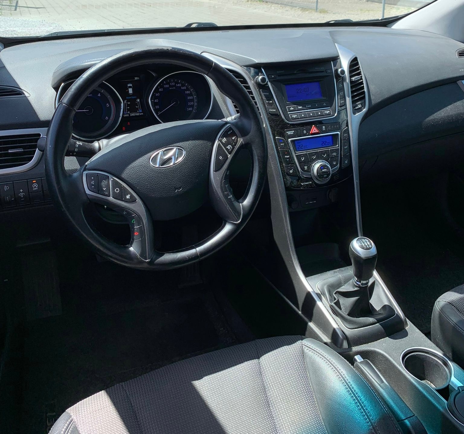 HYUNDAI i30 1.6 CRDi Premium Limousine (Klimatronik * Alufelgen * Sensoren * Multilenkrad * Leder * BO5)-image-12