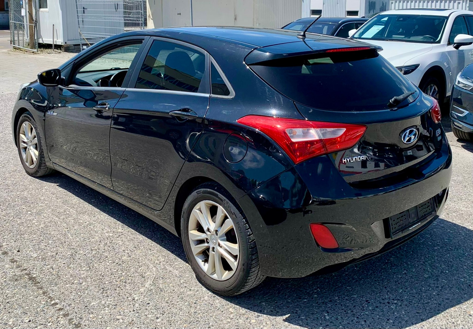 HYUNDAI i30 1.6 CRDi Premium Limousine (Klimatronik * Alufelgen * Sensoren * Multilenkrad * Leder * BO5)-image-4