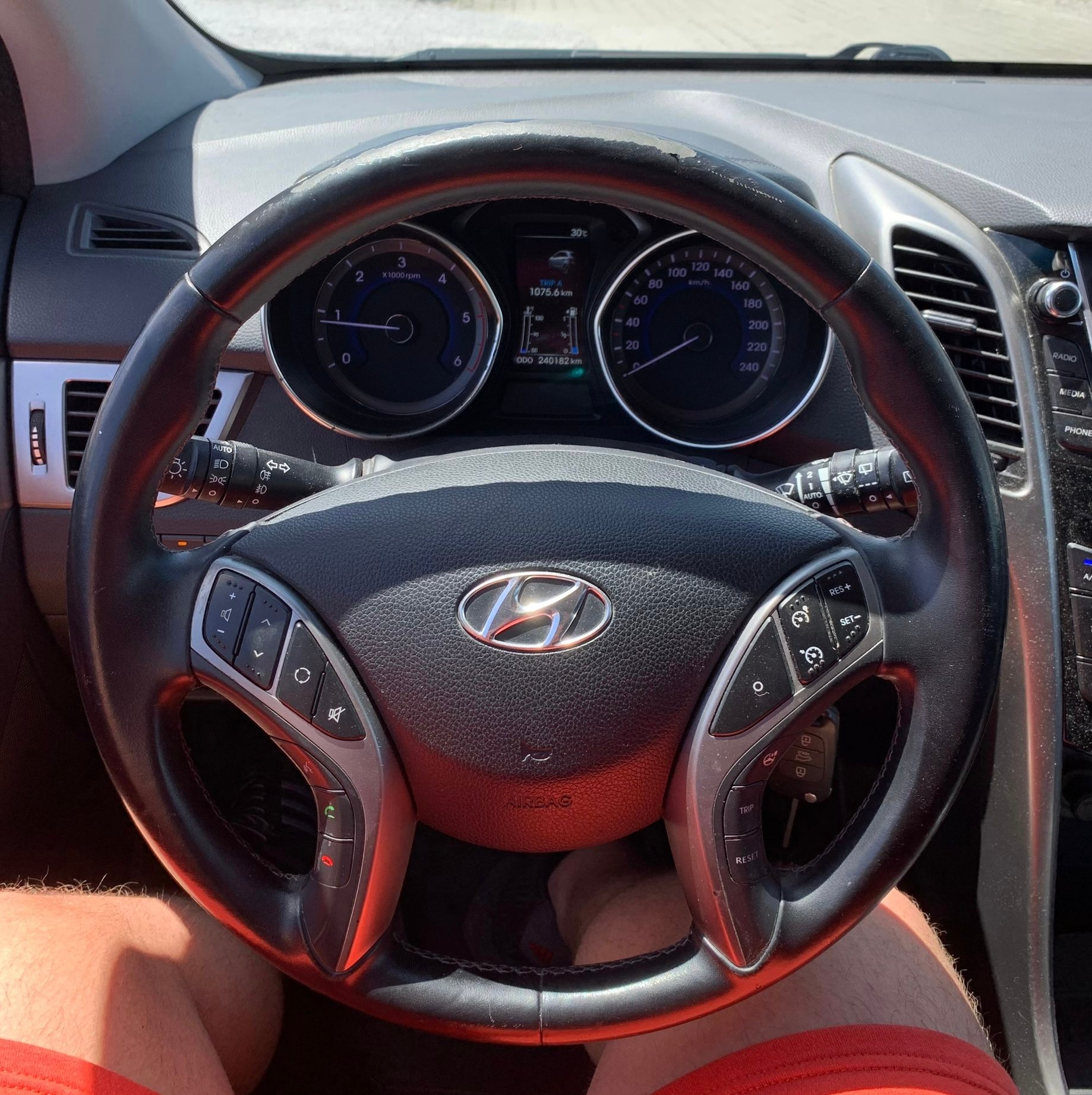HYUNDAI i30 1.6 CRDi Premium Limousine (Klimatronik * Alufelgen * Sensoren * Multilenkrad * Leder * BO5)-image-10