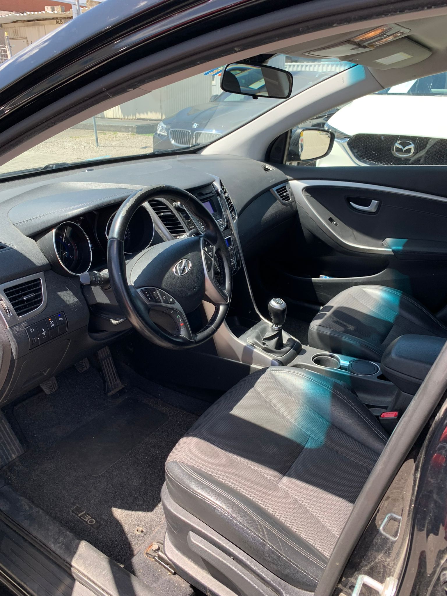 HYUNDAI i30 1.6 CRDi Premium Limousine (Klimatronik * Alufelgen * Sensoren * Multilenkrad * Leder * BO5)-image-11
