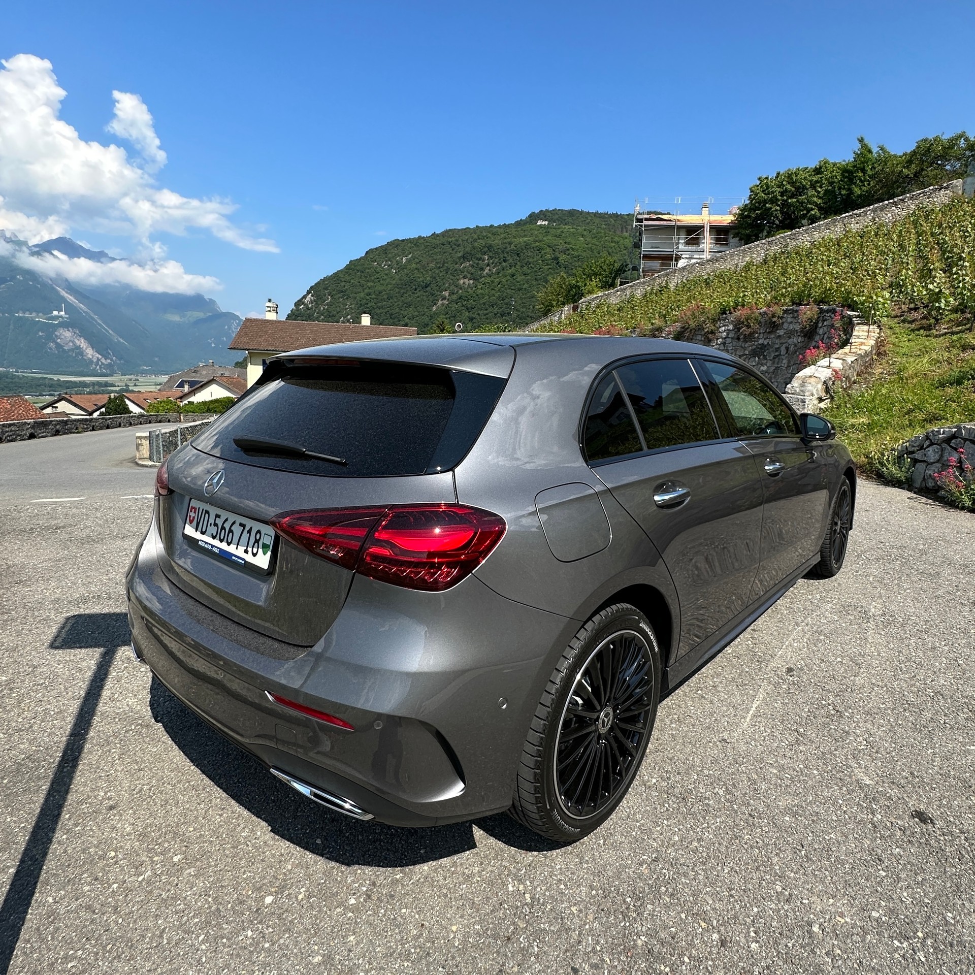 MERCEDES-BENZ A 250 e AMG Line-image-4