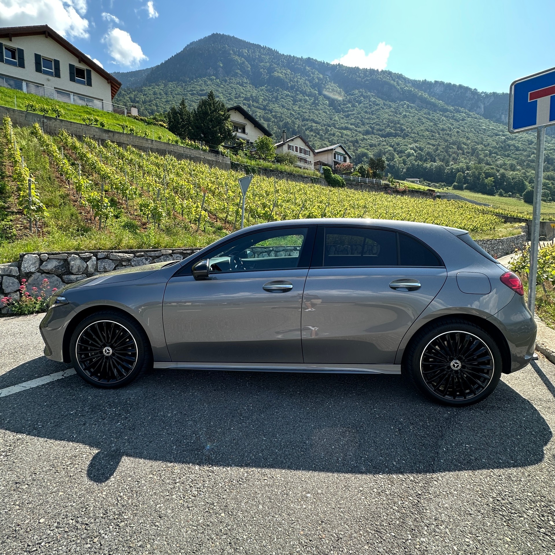 MERCEDES-BENZ A 250 e AMG Line-image-1