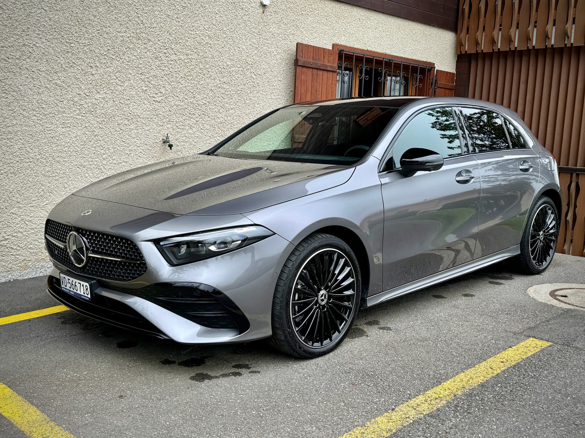MERCEDES-BENZ A 250 e AMG Line-image-3