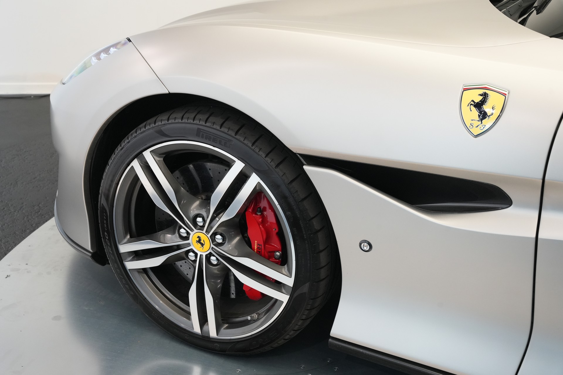 FERRARI Portofino 3.9 V8 T *Atelier* *Carbon* *Mattlackierung*-image-49