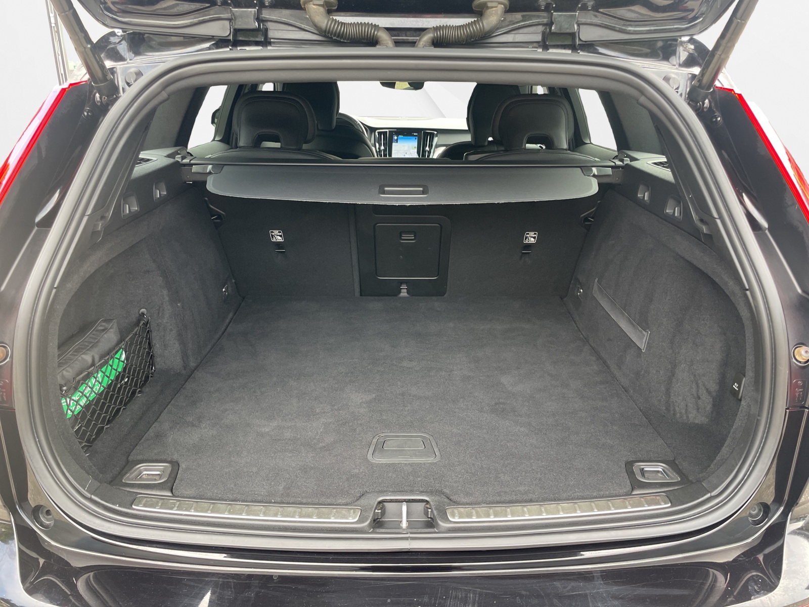 VOLVO V60 2.0 D4 R-Design AWD-image-14