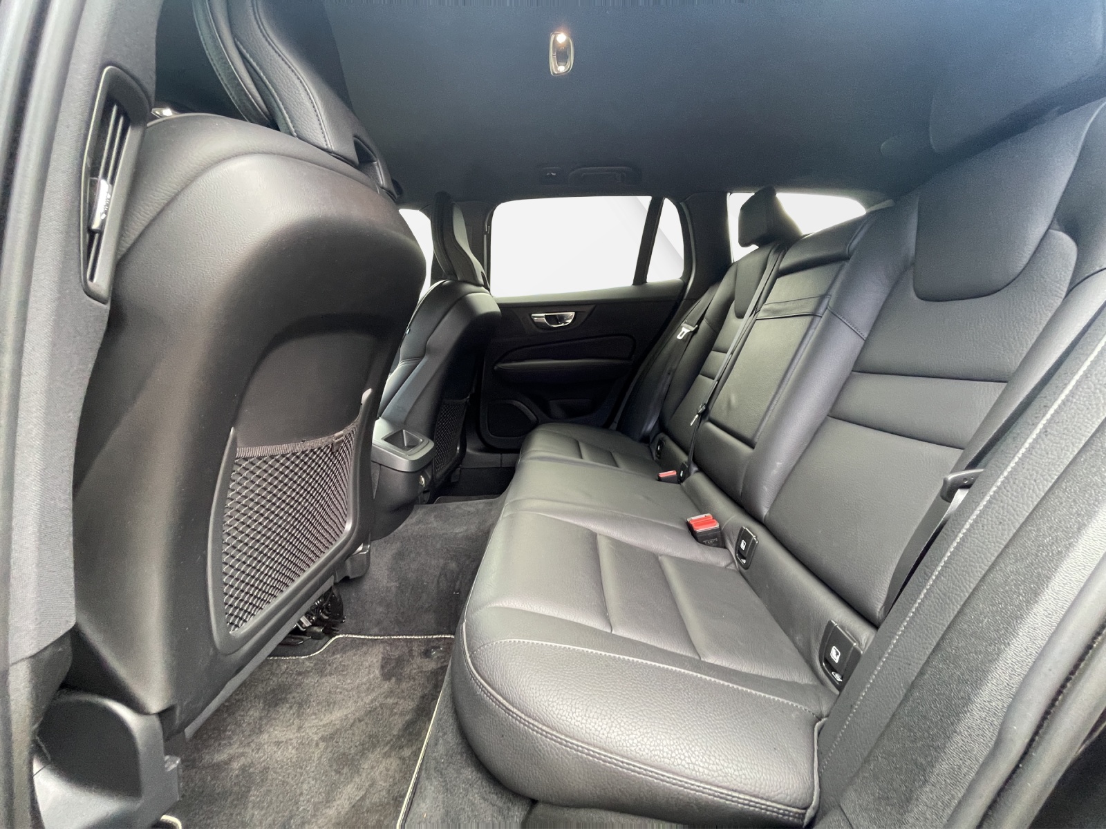VOLVO V60 2.0 D4 R-Design AWD-image-13