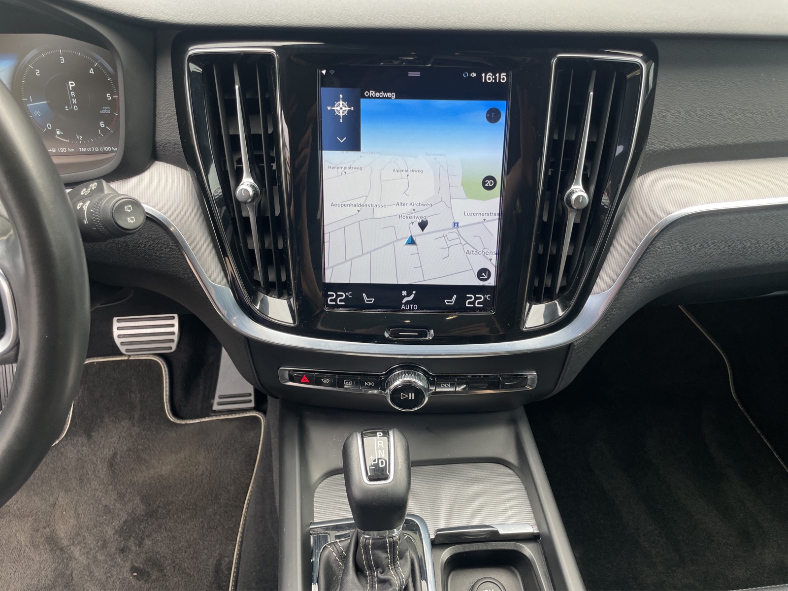 VOLVO V60 2.0 D4 R-Design AWD-image-16