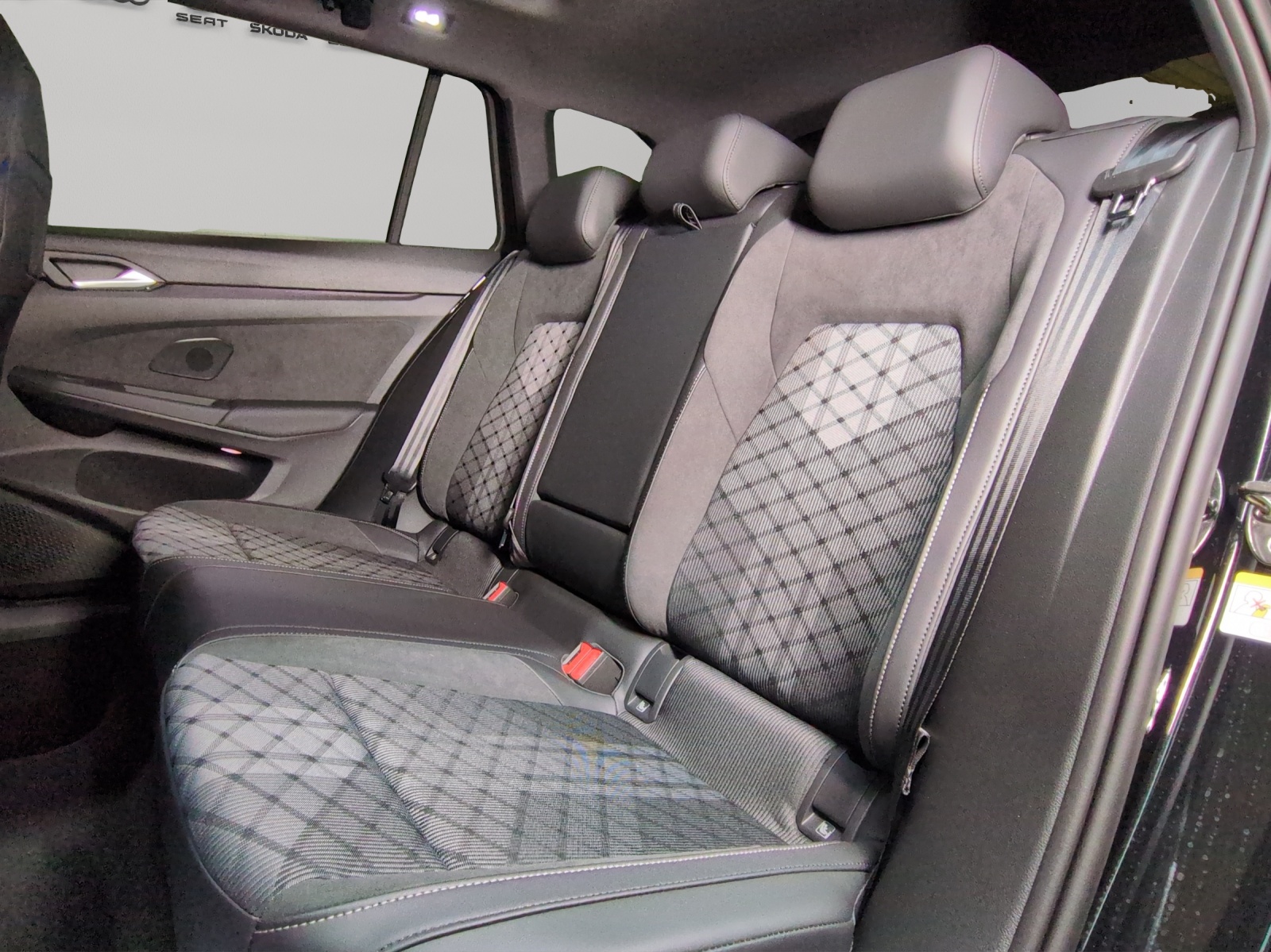 VW Golf Variant 2.0 TSI R-Line DSG 4 Motion-image-8