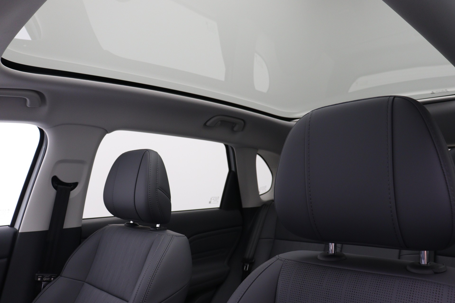 LEAPMOTOR B10 1.5 Hybrid EV mit Anhängerkupplung-image-10