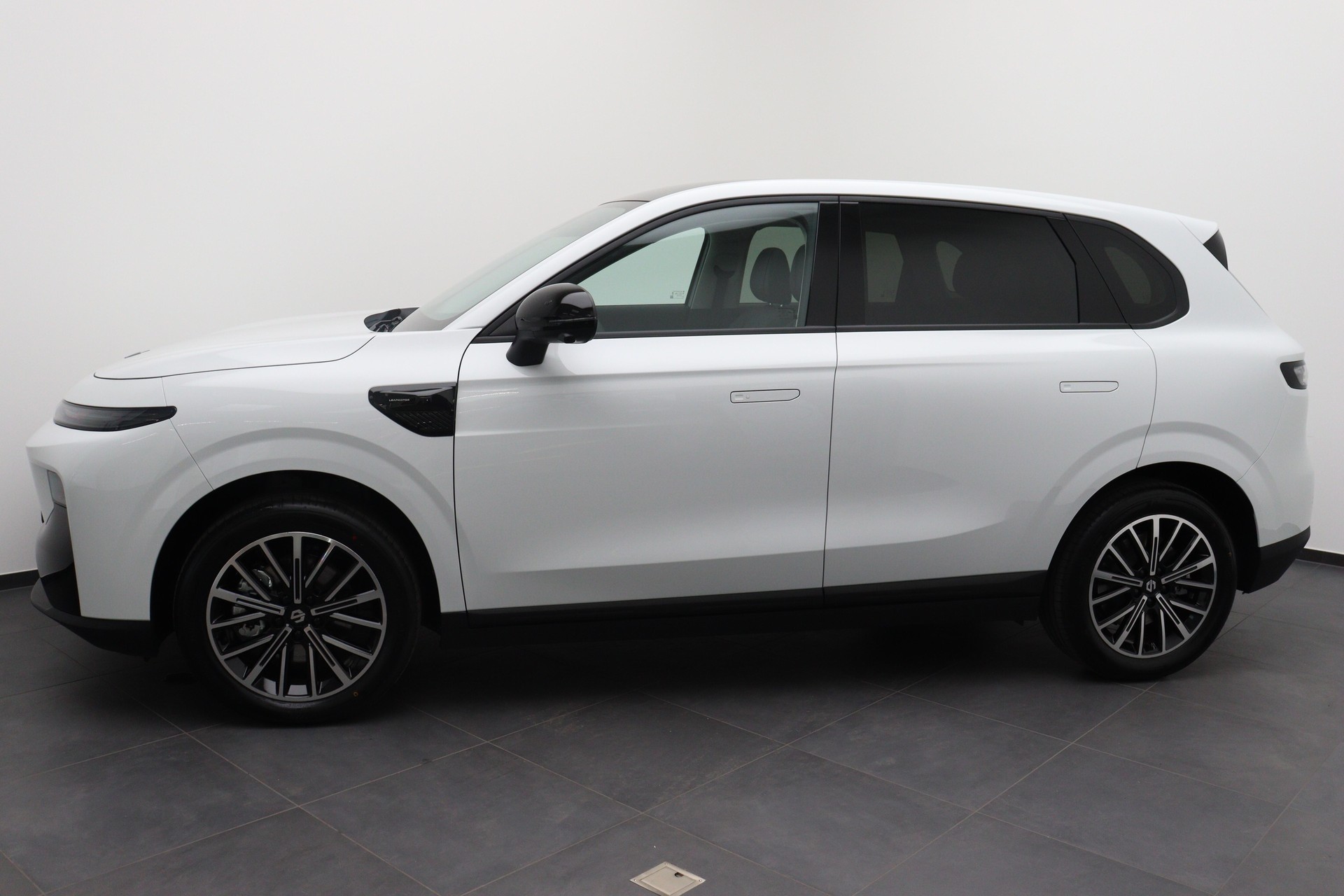 LEAPMOTOR B10 1.5 Hybrid EV mit Anhängerkupplung-showroom-element-2