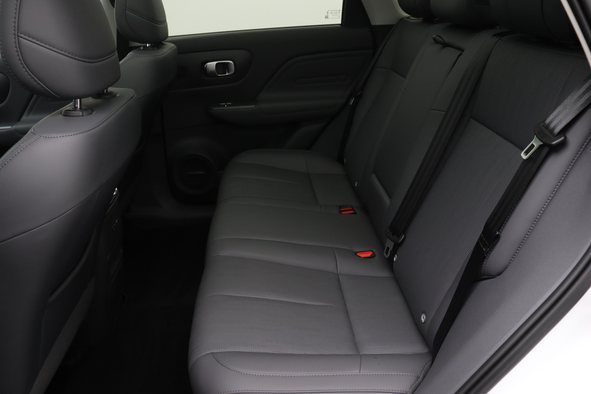 LEAPMOTOR B10 1.5 Hybrid EV mit Anhängerkupplung-image-9