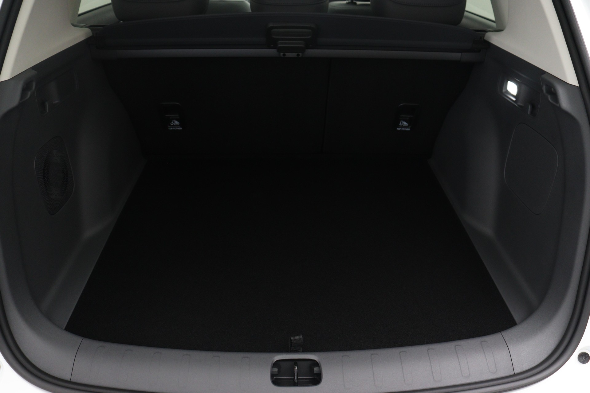 LEAPMOTOR B10 1.5 Hybrid EV mit Anhängerkupplung-image-11