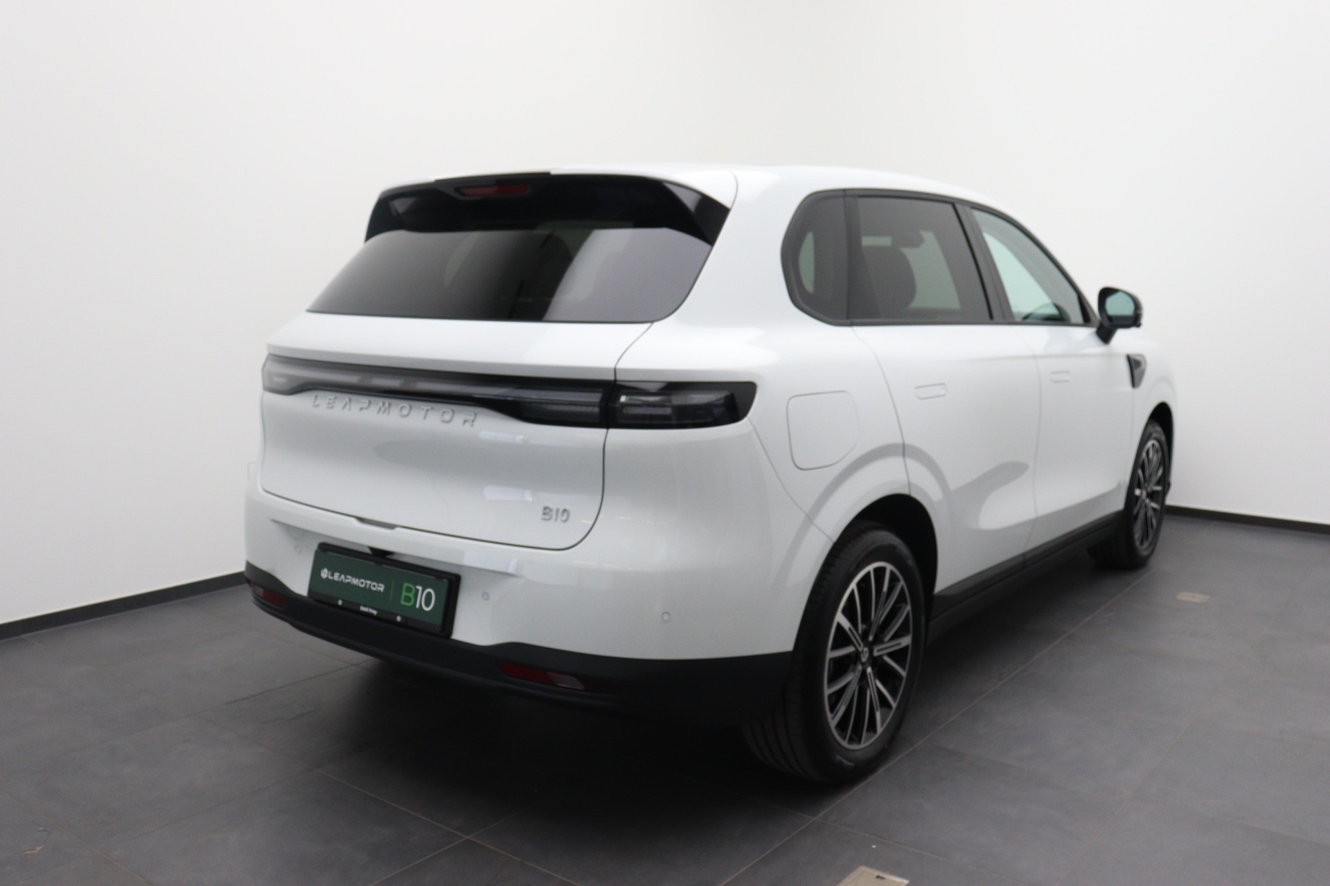 LEAPMOTOR B10 1.5 Hybrid EV mit Anhängerkupplung-showroom-element-3