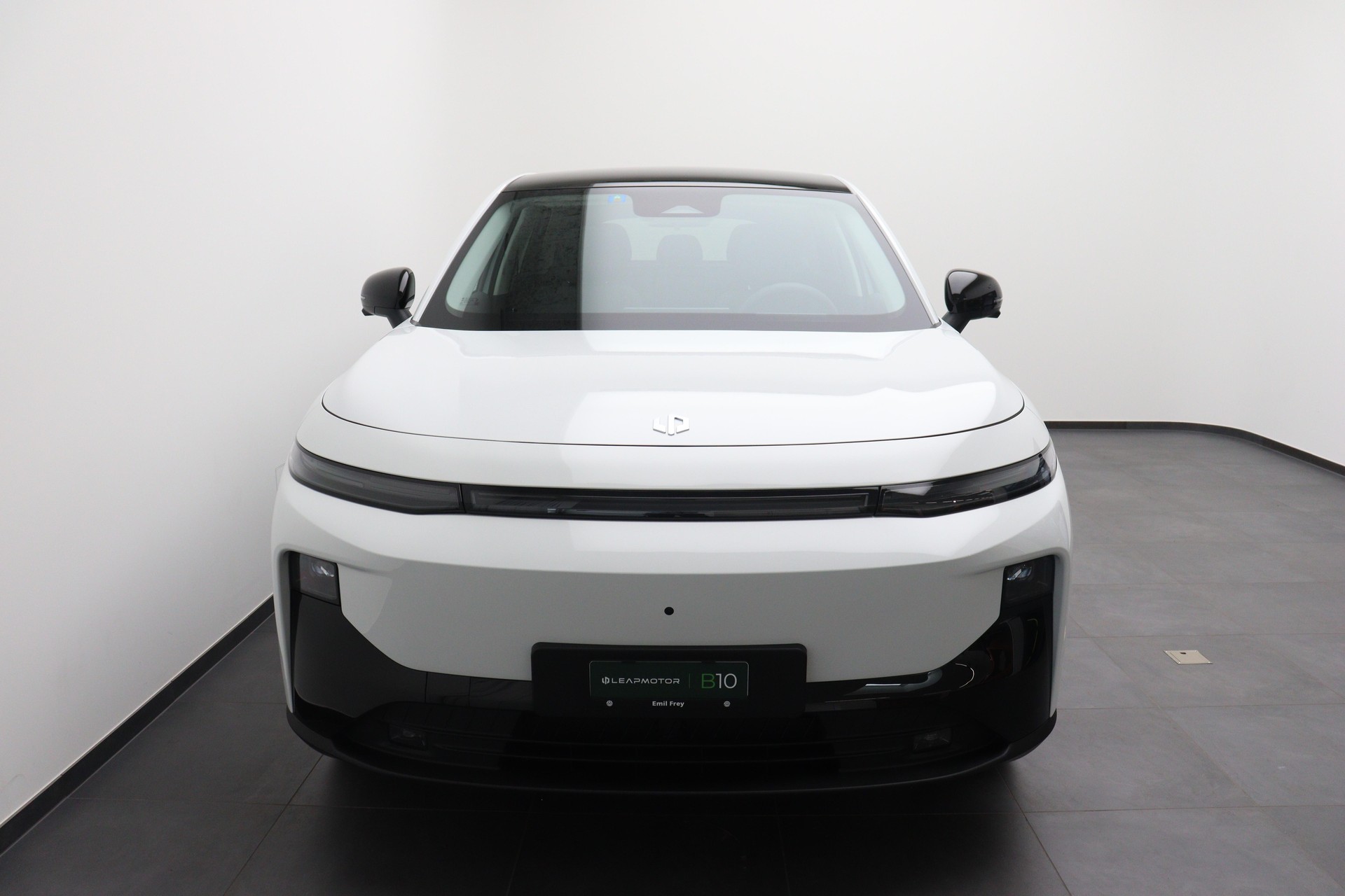 LEAPMOTOR B10 1.5 Hybrid EV mit Anhängerkupplung-showroom-element-1