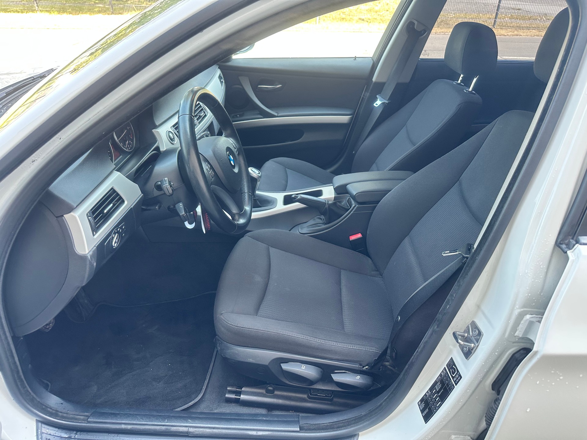 BMW 318i Touring-image-12