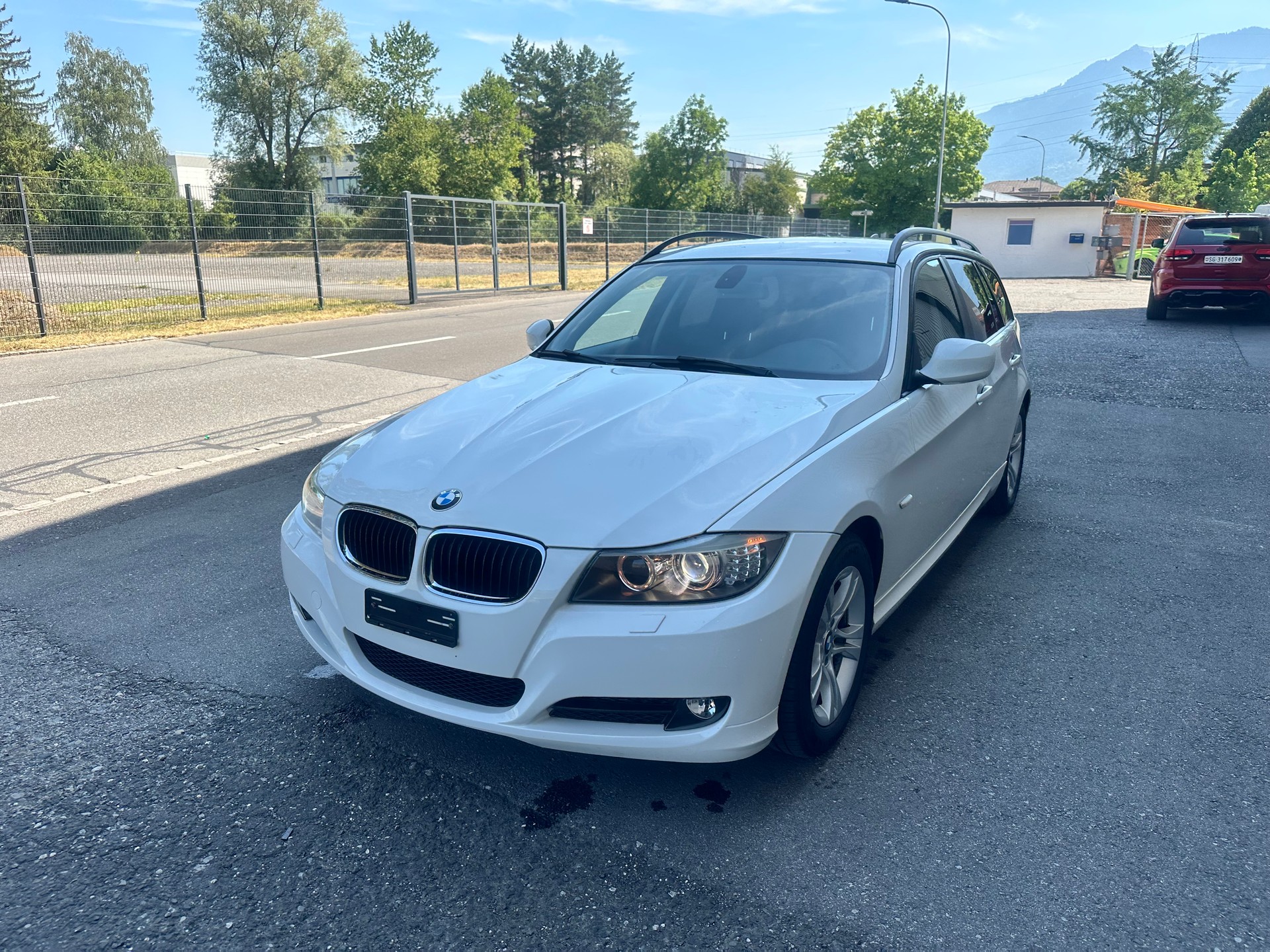 BMW 318i Touring-image-2