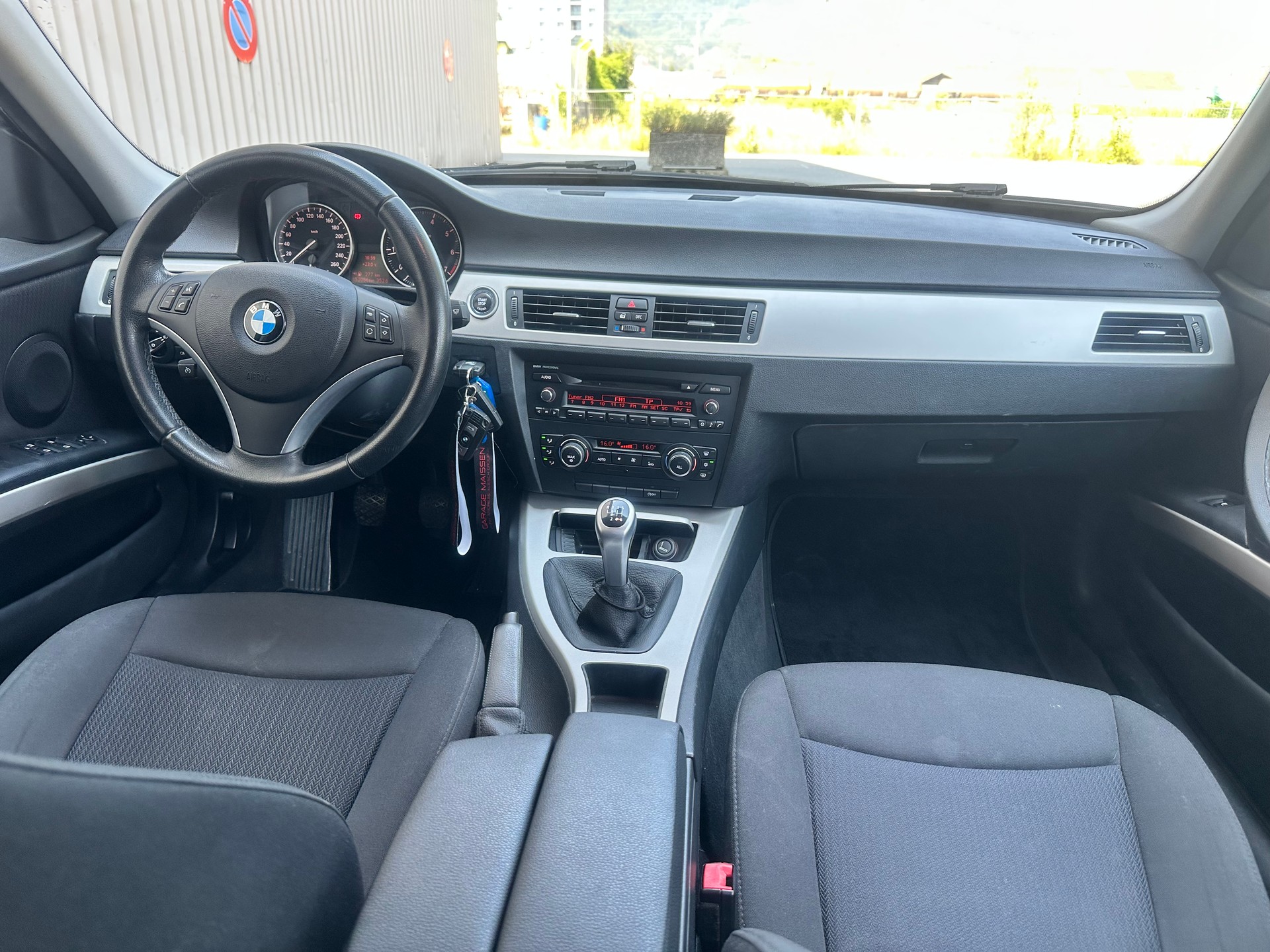 BMW 318i Touring-image-10