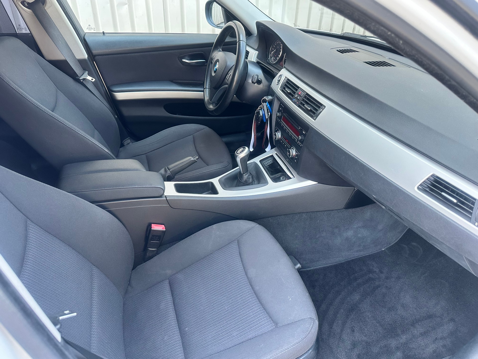BMW 318i Touring-image-14