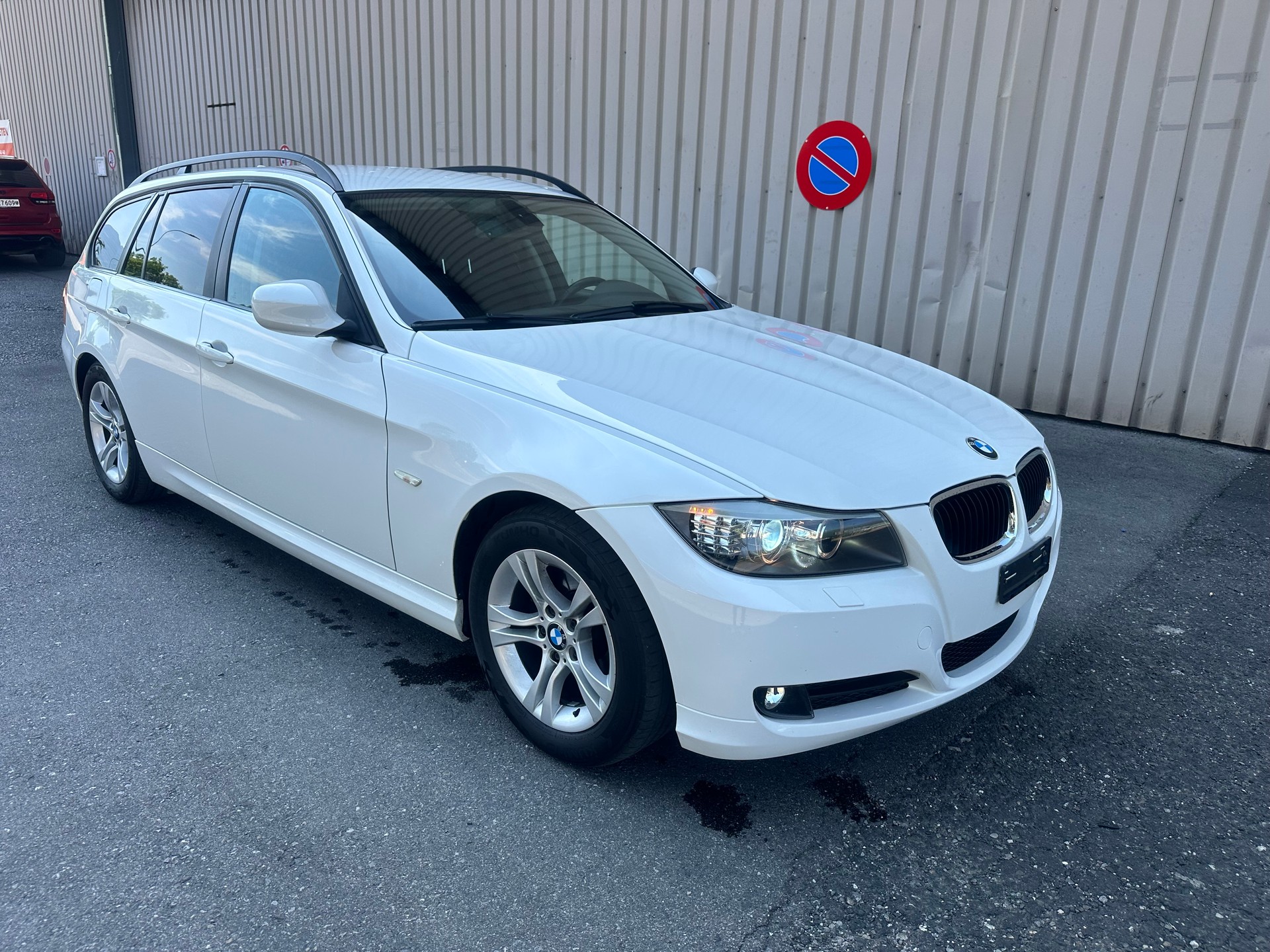 BMW 318i Touring-image-1