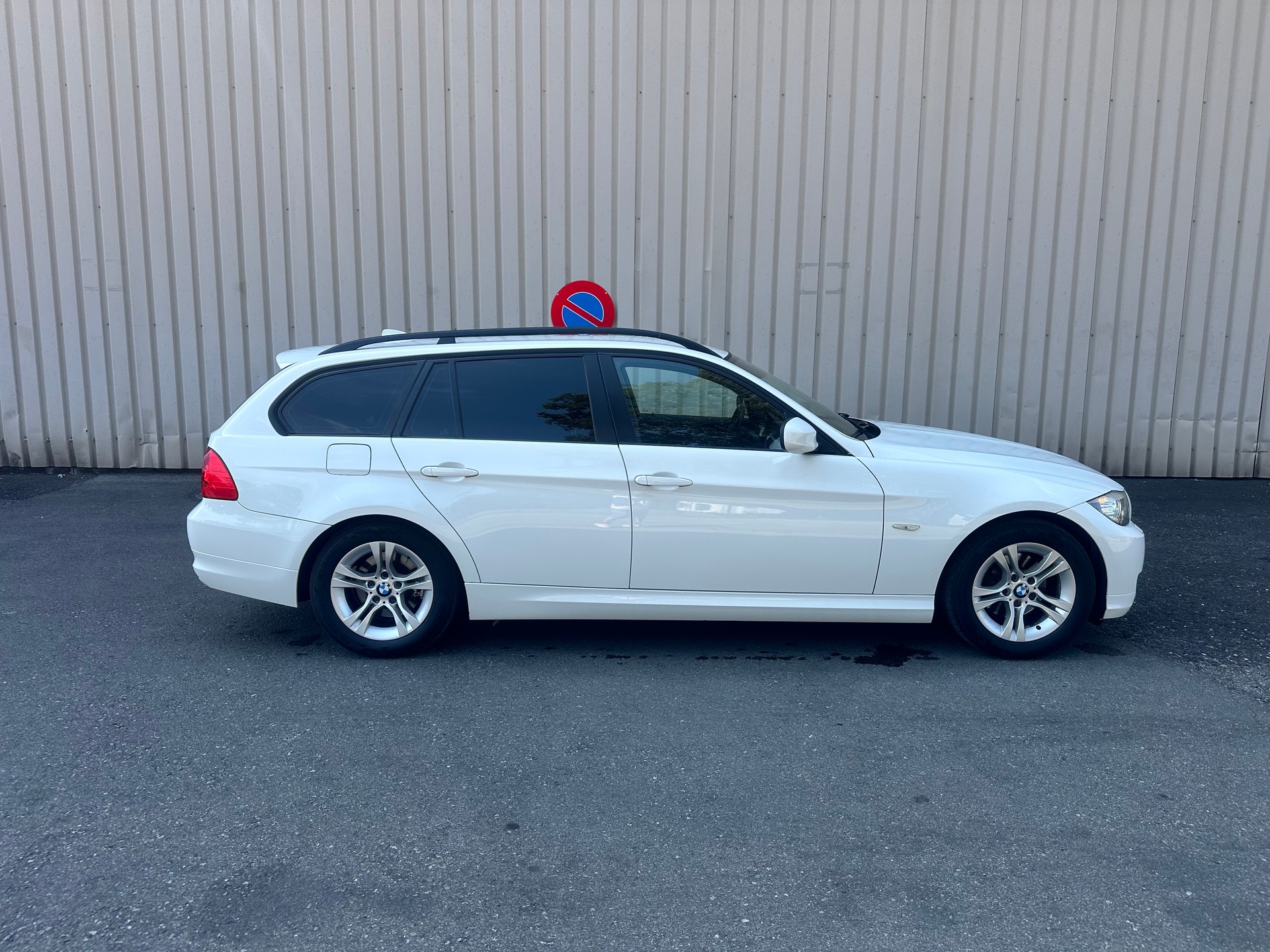 BMW 318i Touring-image-8